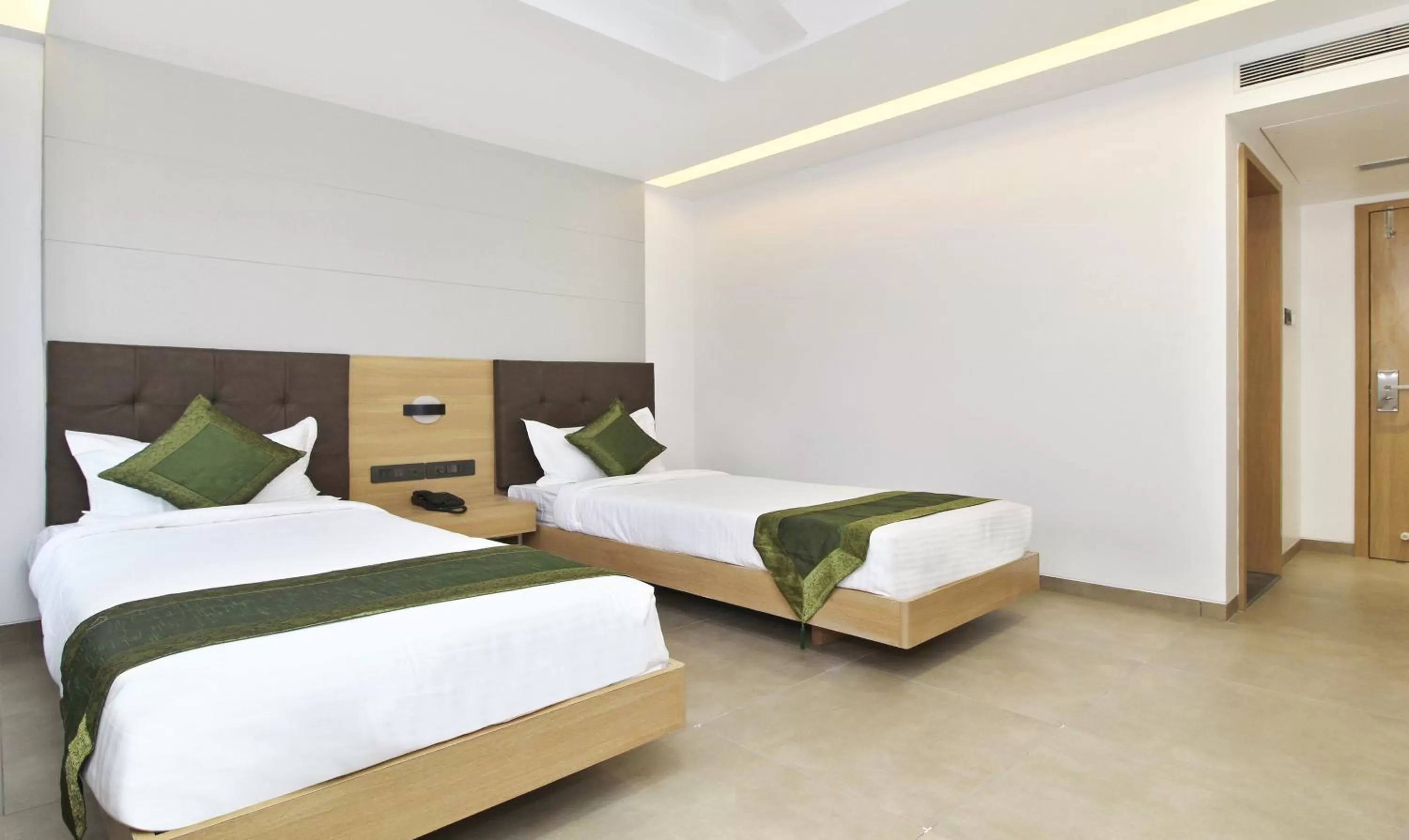 Bed in Treebo City Inn, Satara