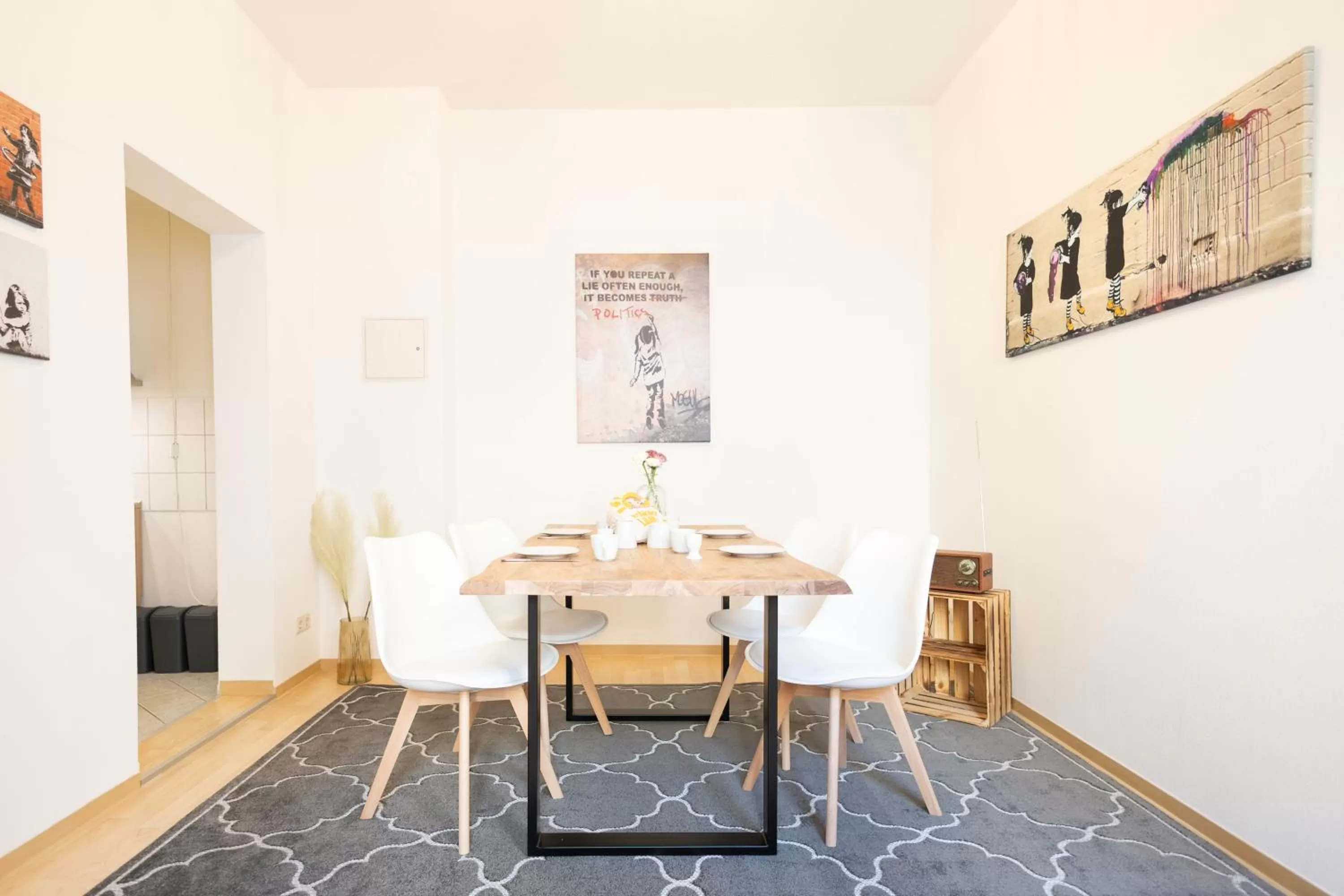 Dining Area in Ko-Living Space an der Oper - Street Art Design Apartments