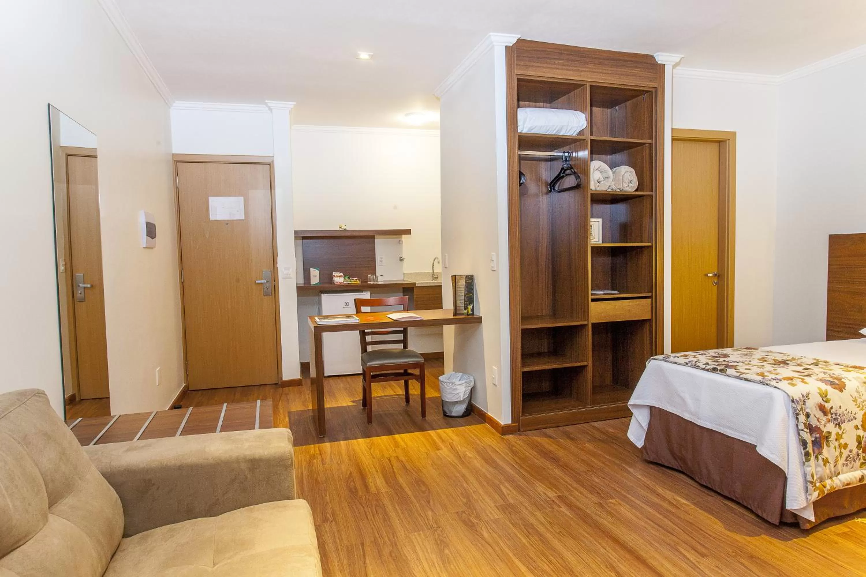 Photo of the whole room, Bed in São Carlos Marklin Suítes