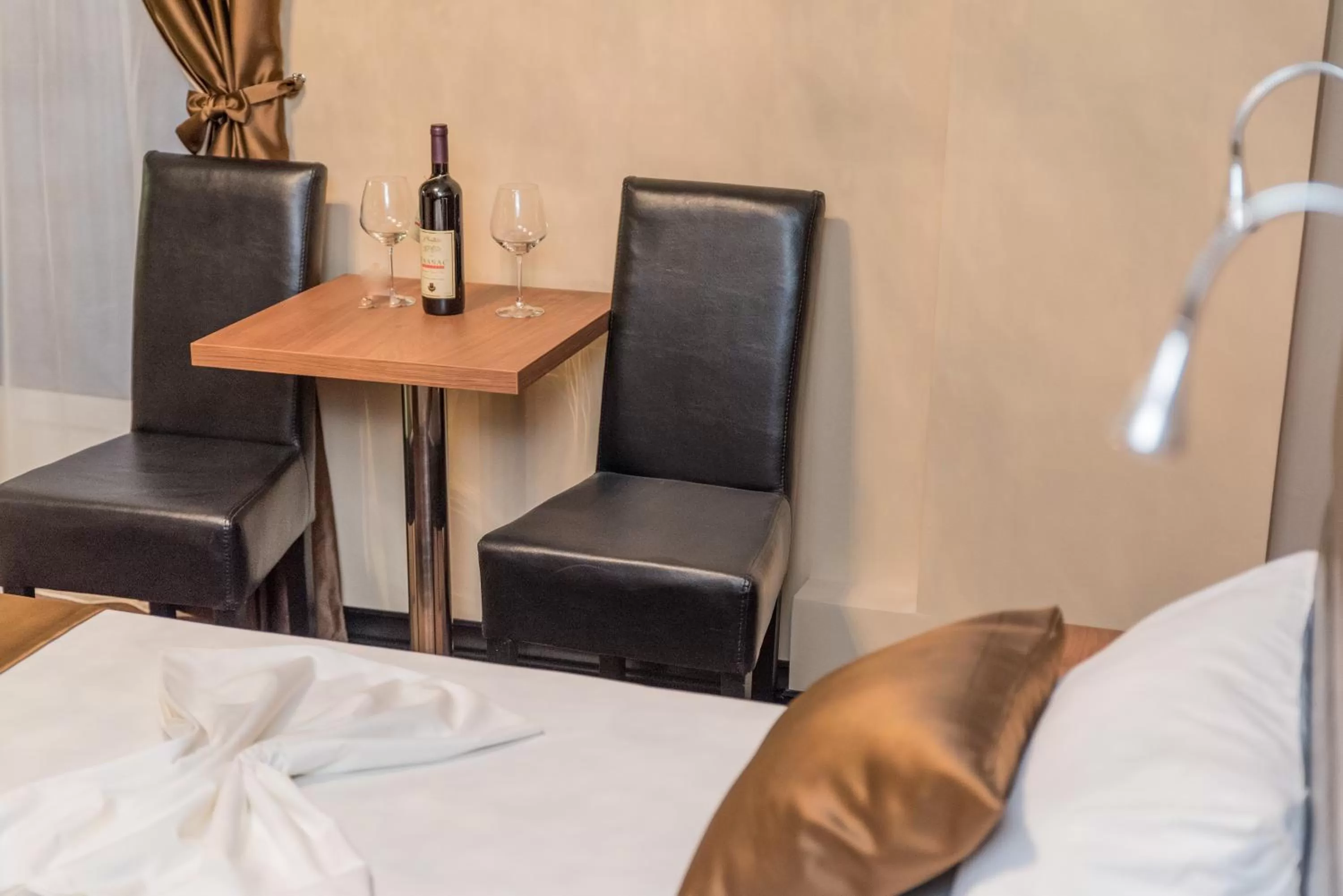 Alcoholic drinks, Bed in Hotel Crnogorska Kuća