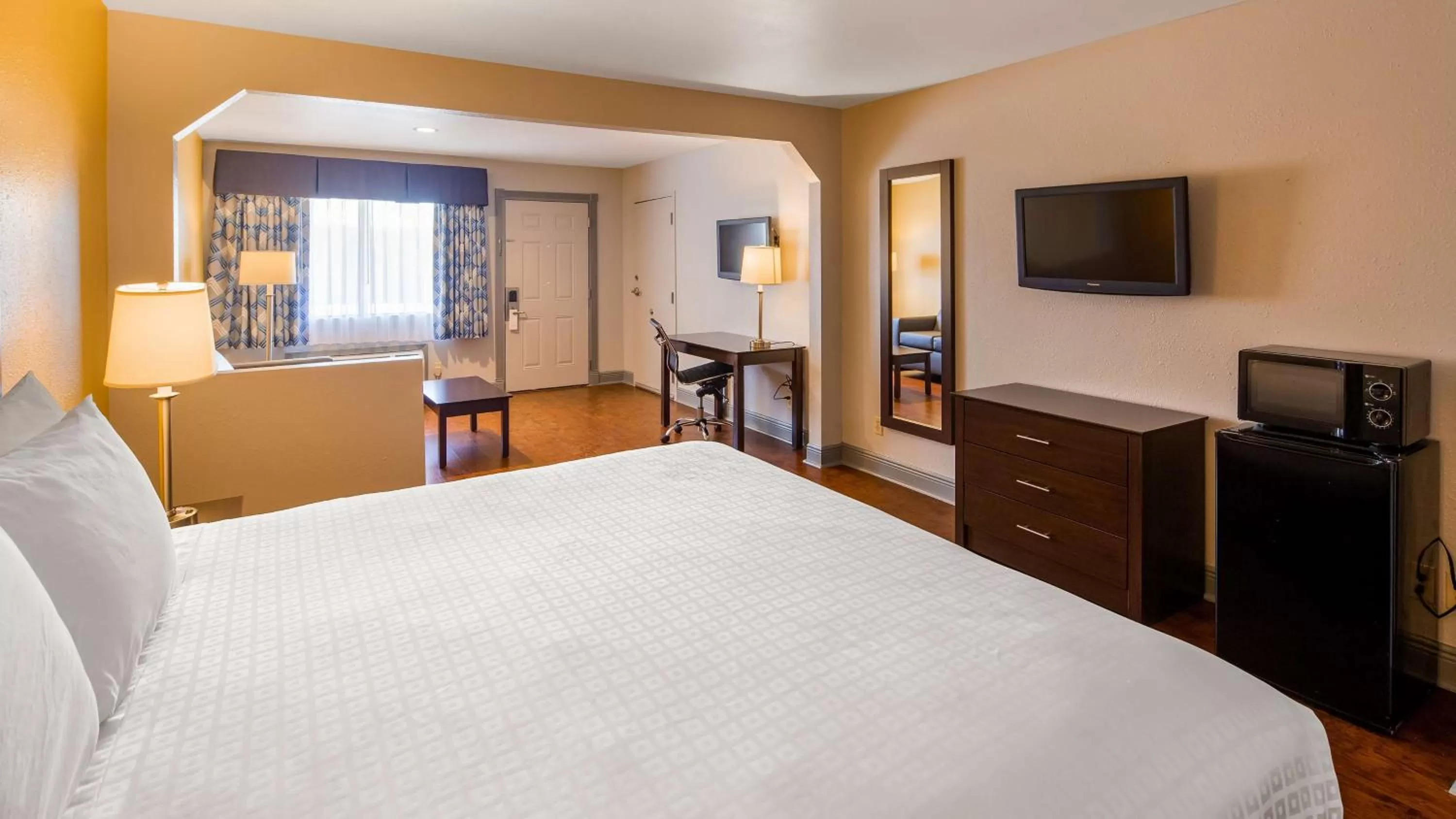 Photo of the whole room, Bed in SureStay Plus Hotel by Best Western Hammond