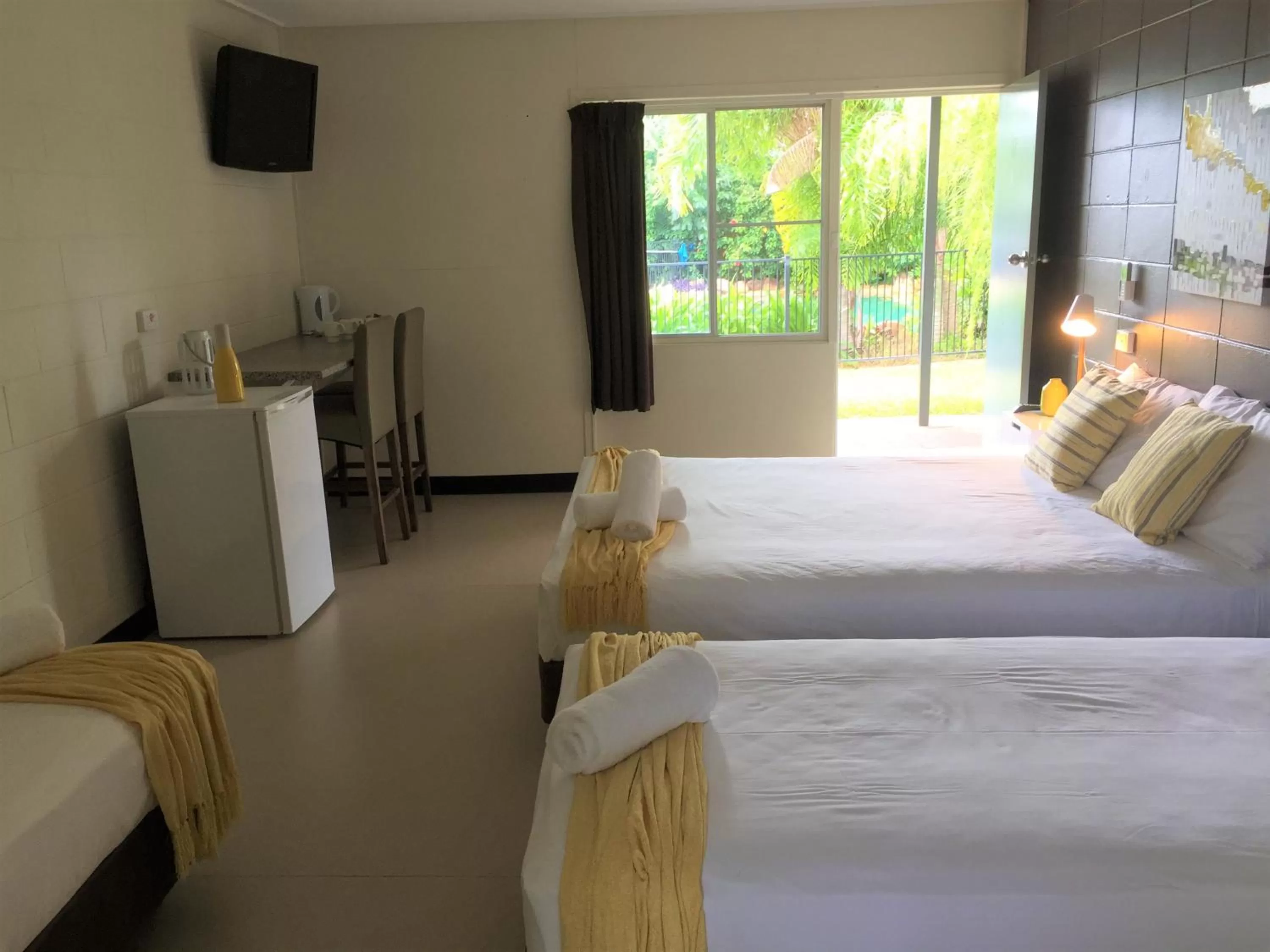 Toilet, Bed in Cardwell at the Beach