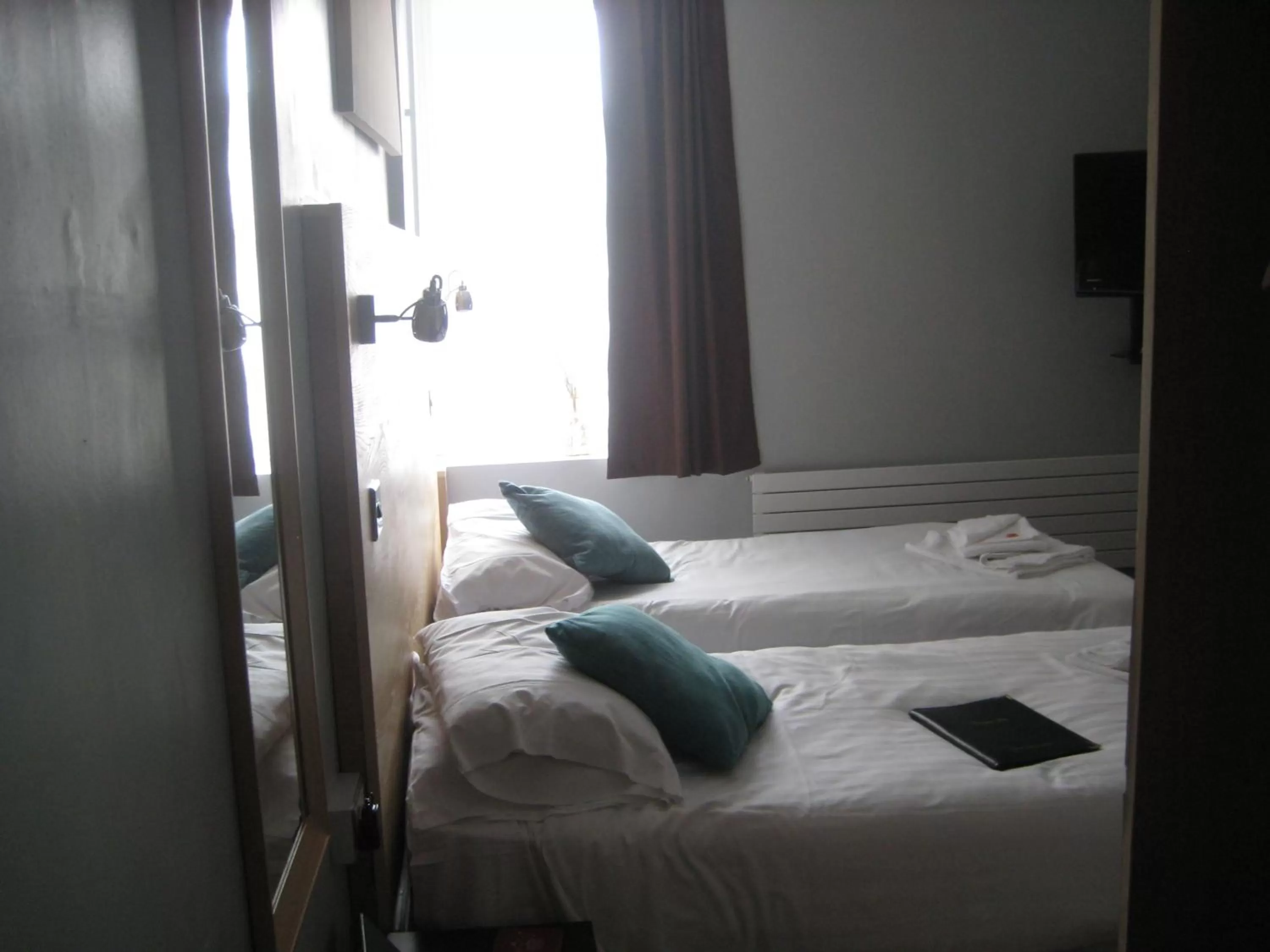 Bedroom, Bed in The Dragonfly