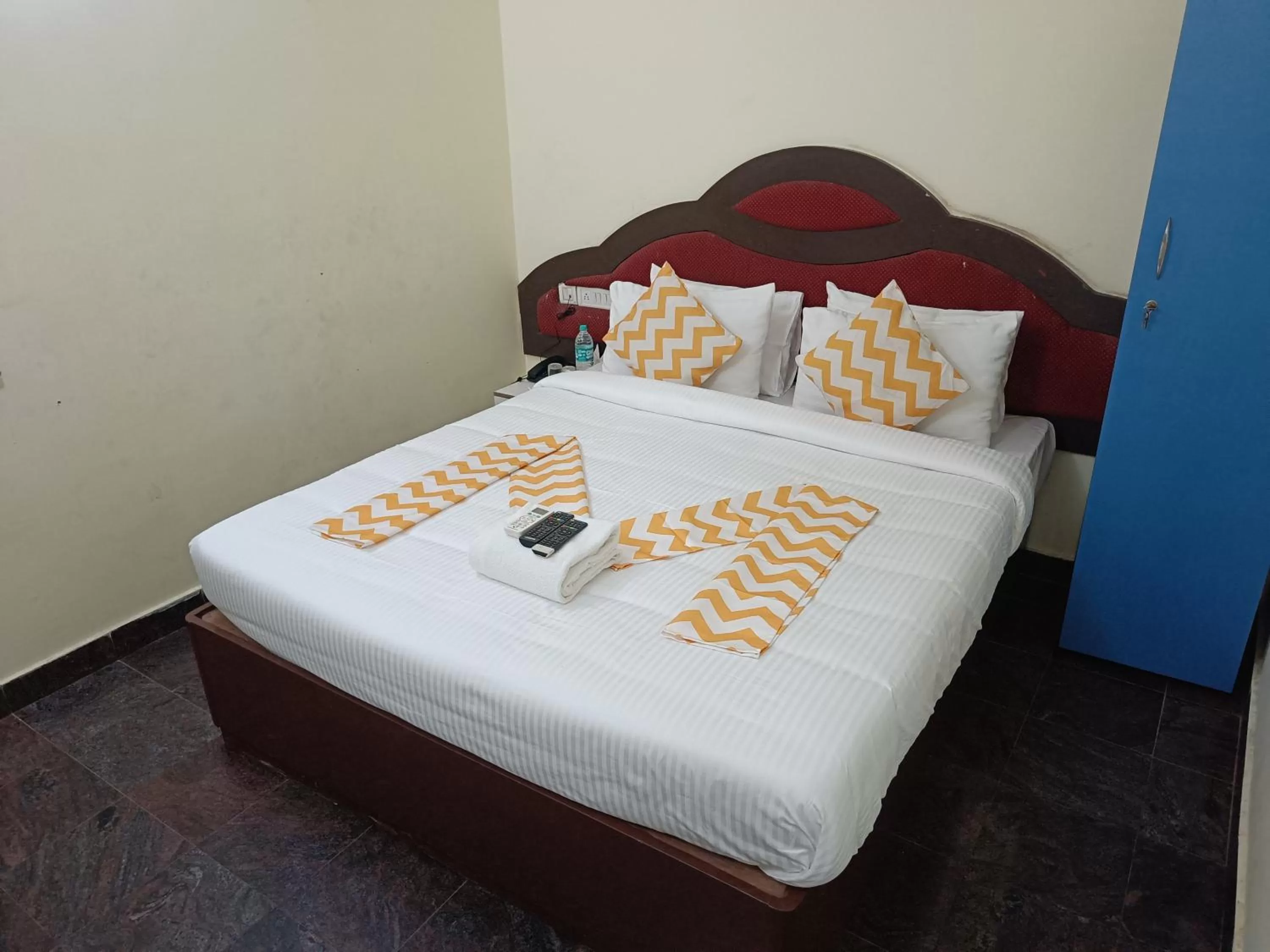 Bed in The Dolphin Park Hotel, Virugambakkam