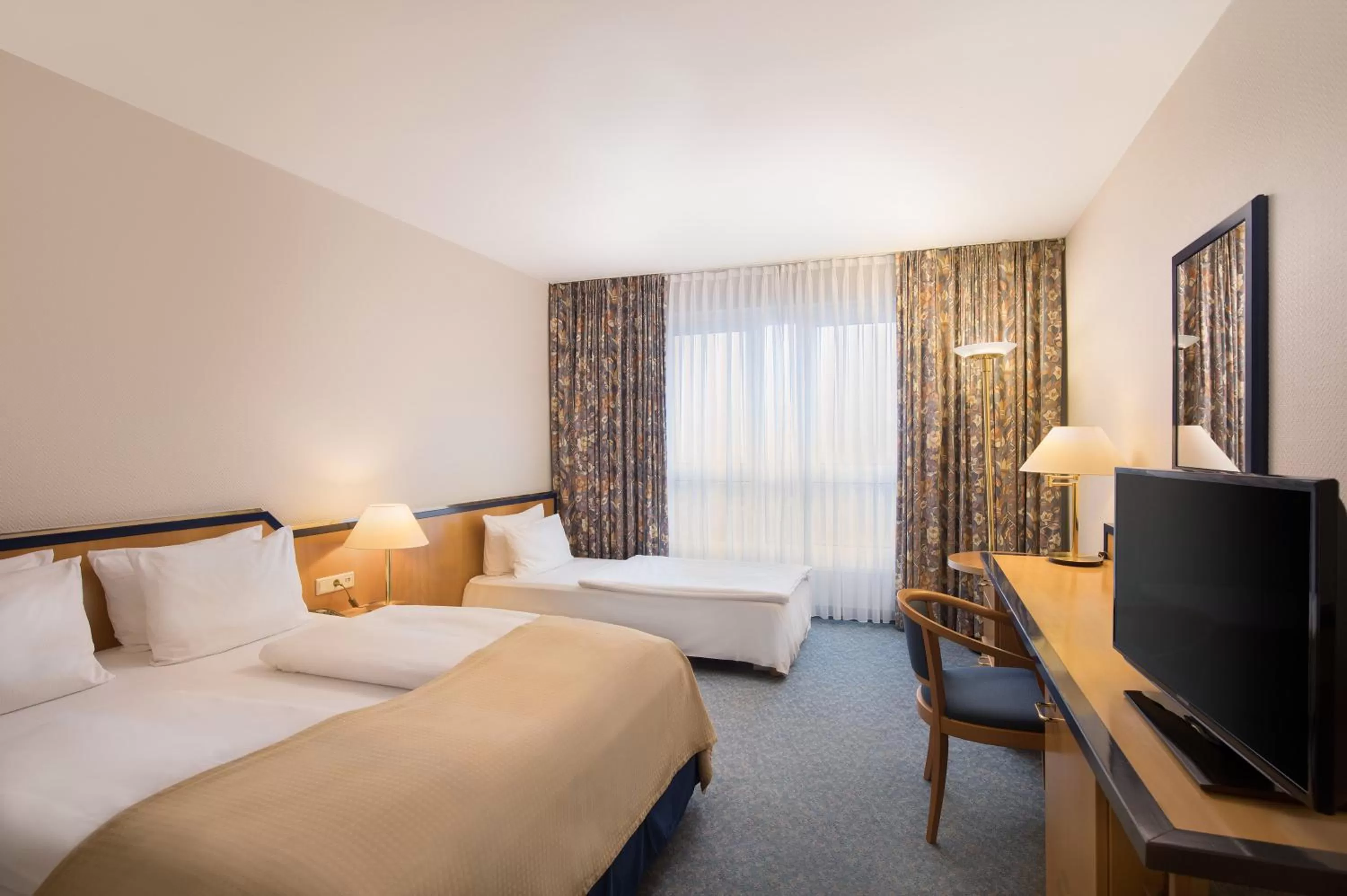 Photo of the whole room, Bed in Holiday Inn Hamburg, an IHG Hotel