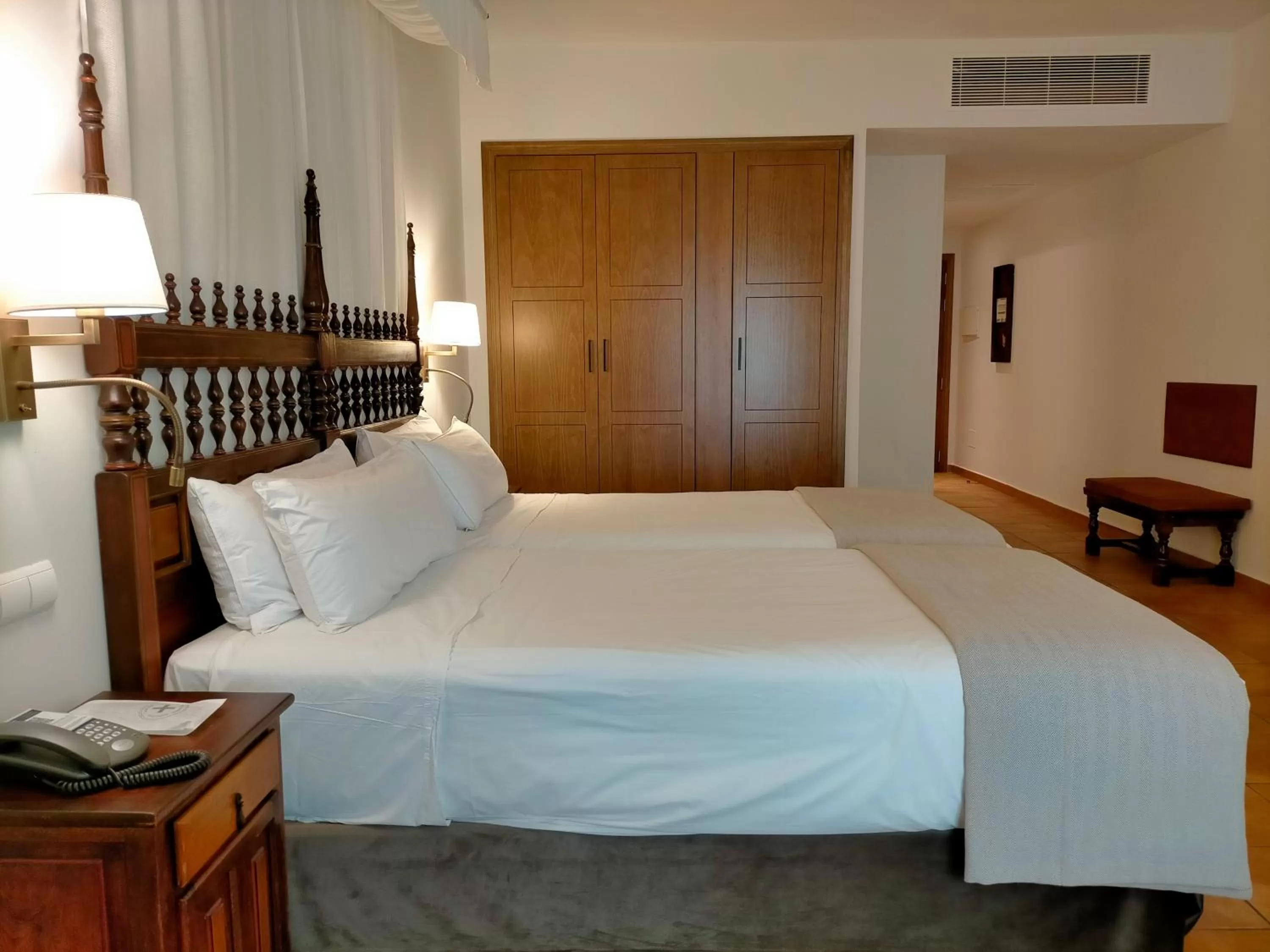 wardrobe, Bed in Parador de Benavente