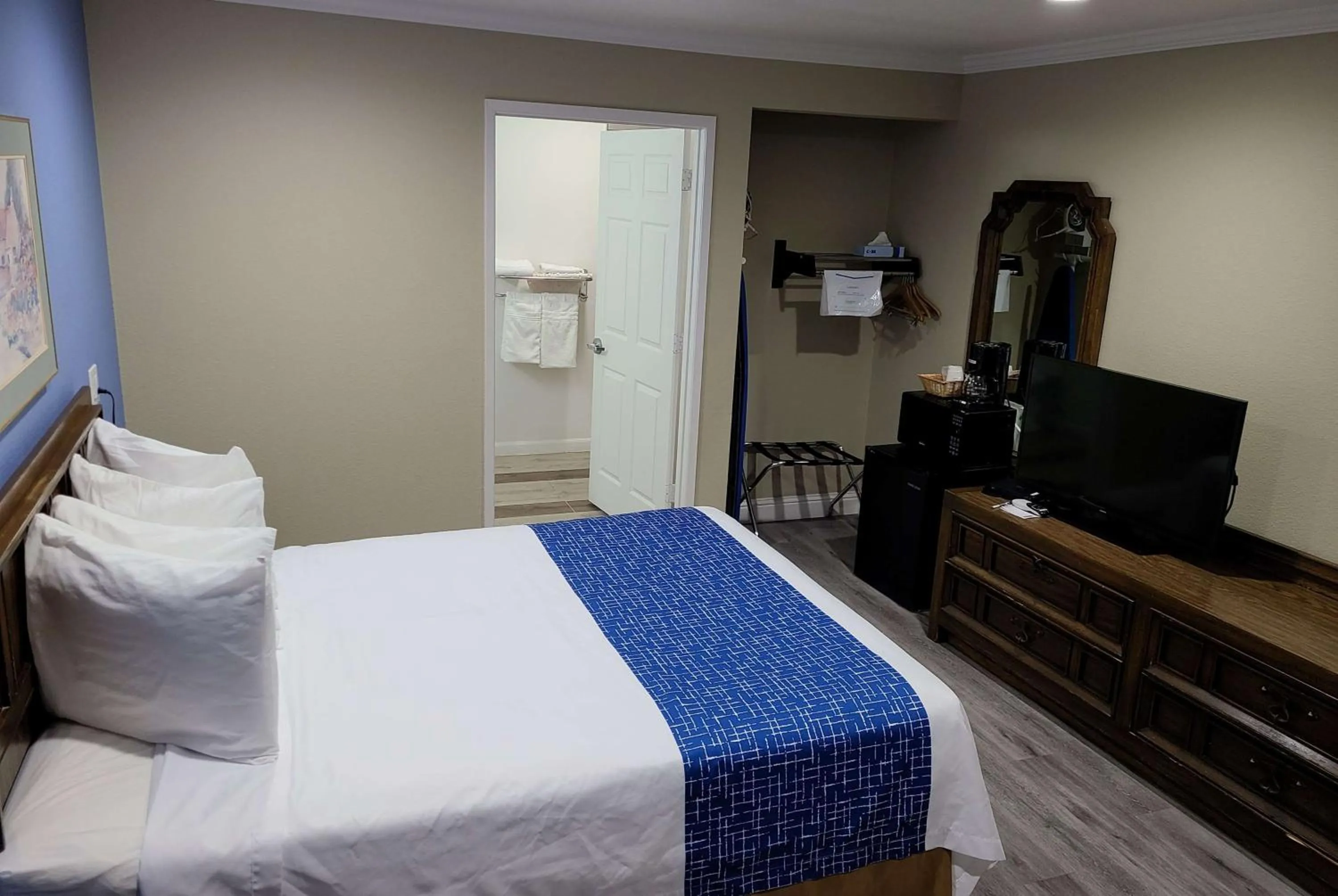 Photo of the whole room, Bed in Travelodge by Wyndham Clearlake