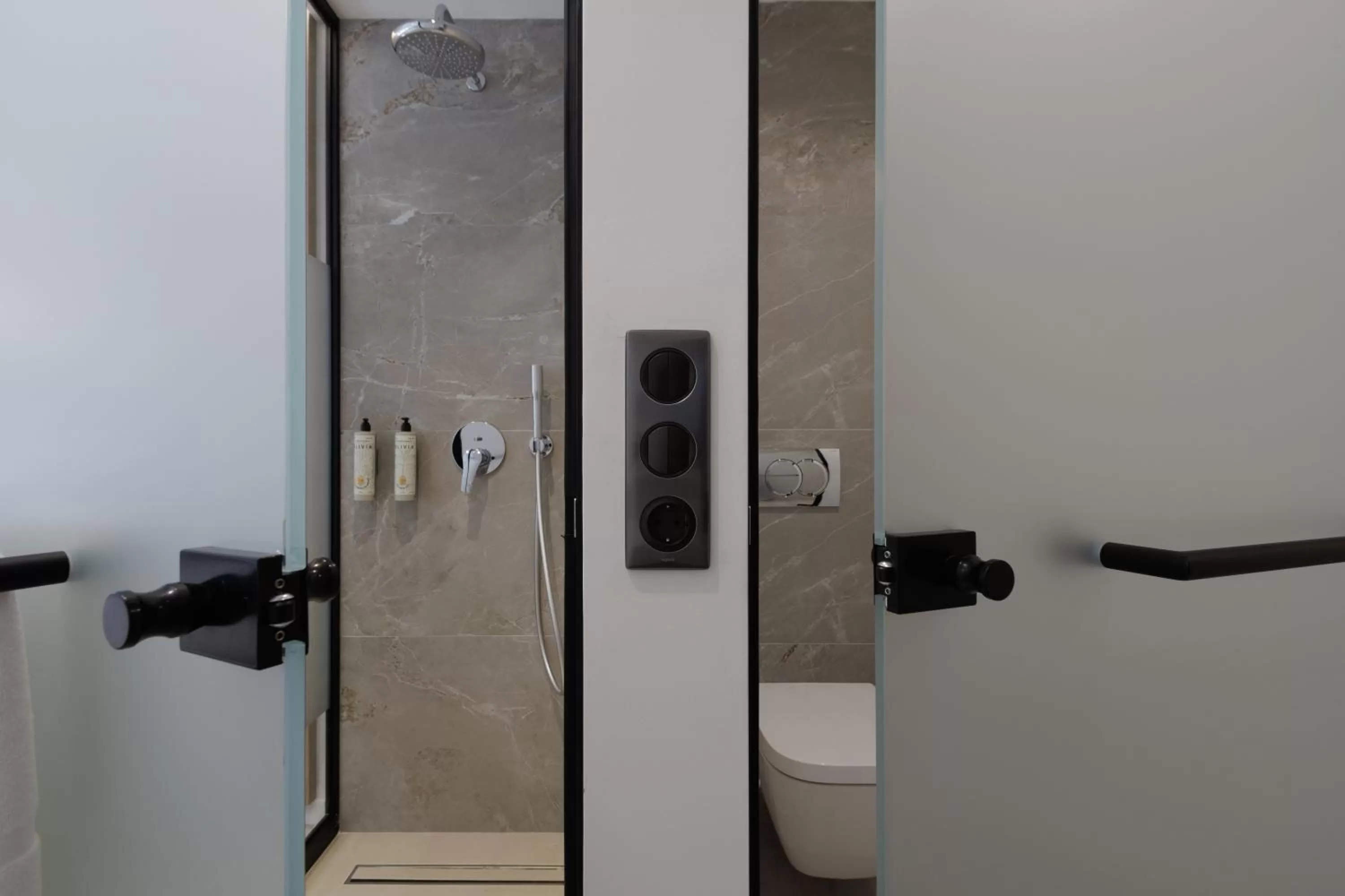 Shower, Bathroom in LUX&EASY Signature Syngrou 234