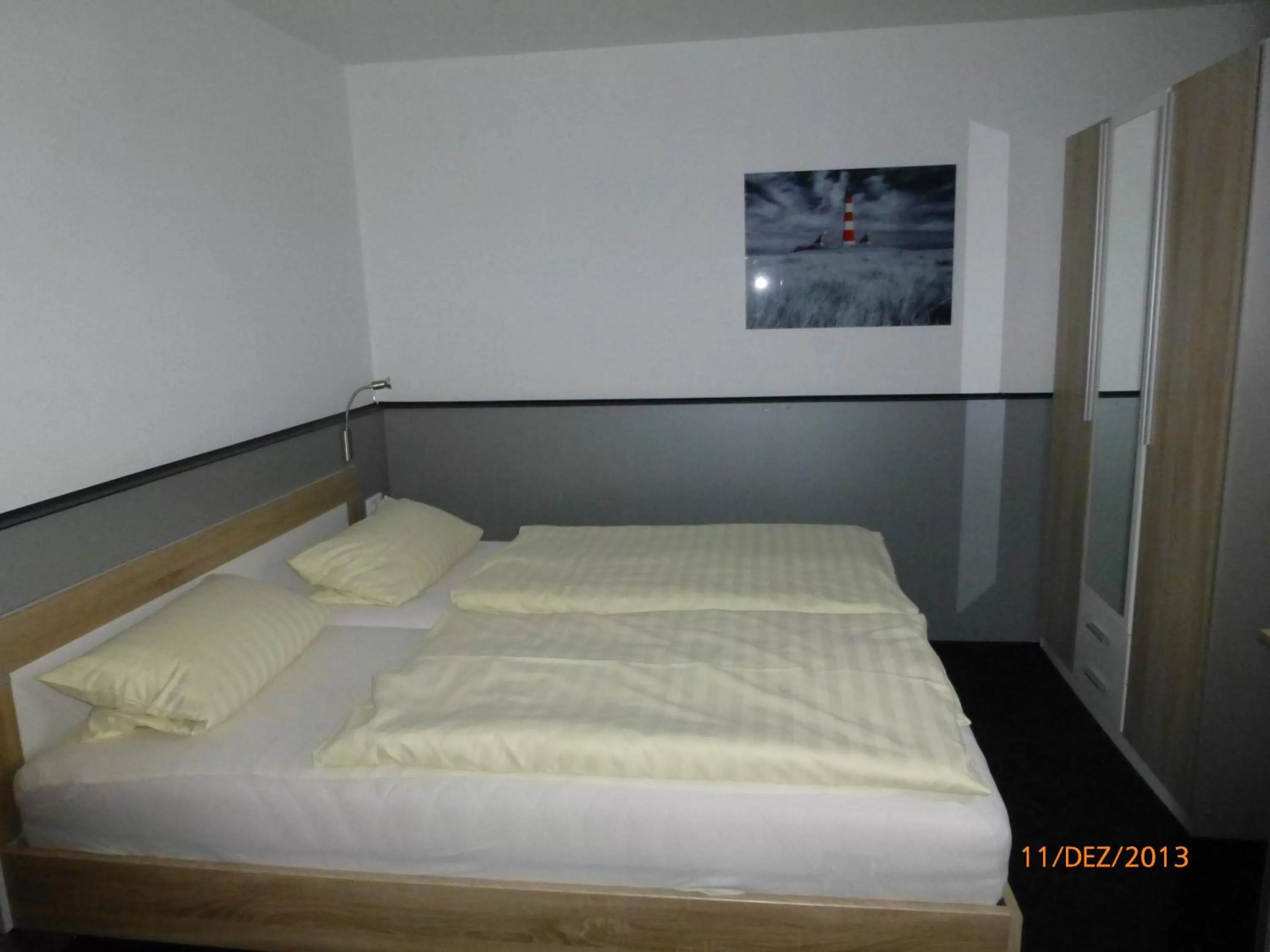 Photo of the whole room, Bed in Hotel Rüstersieler Hof