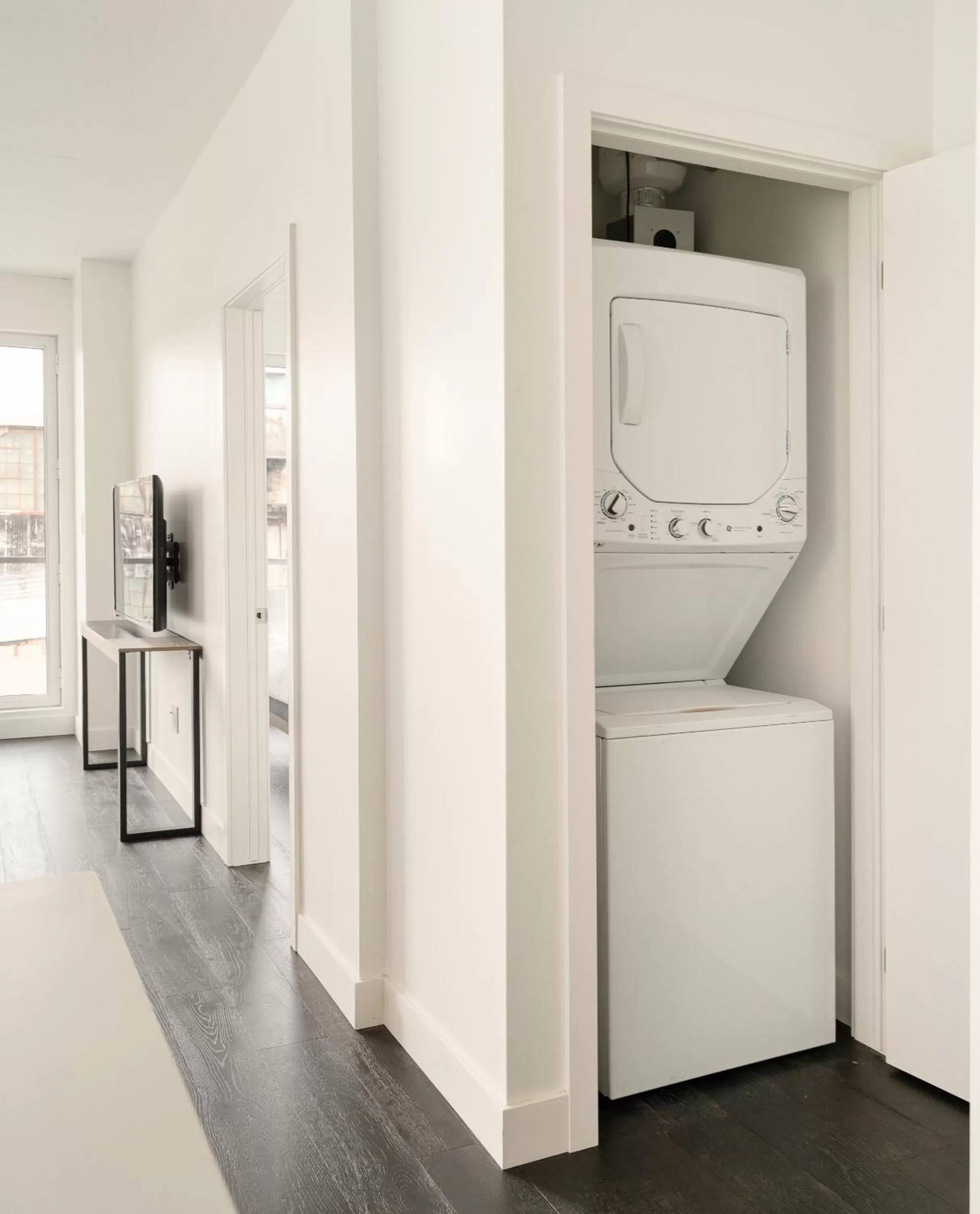 Living room, Bathroom in Sonder at The Richmond