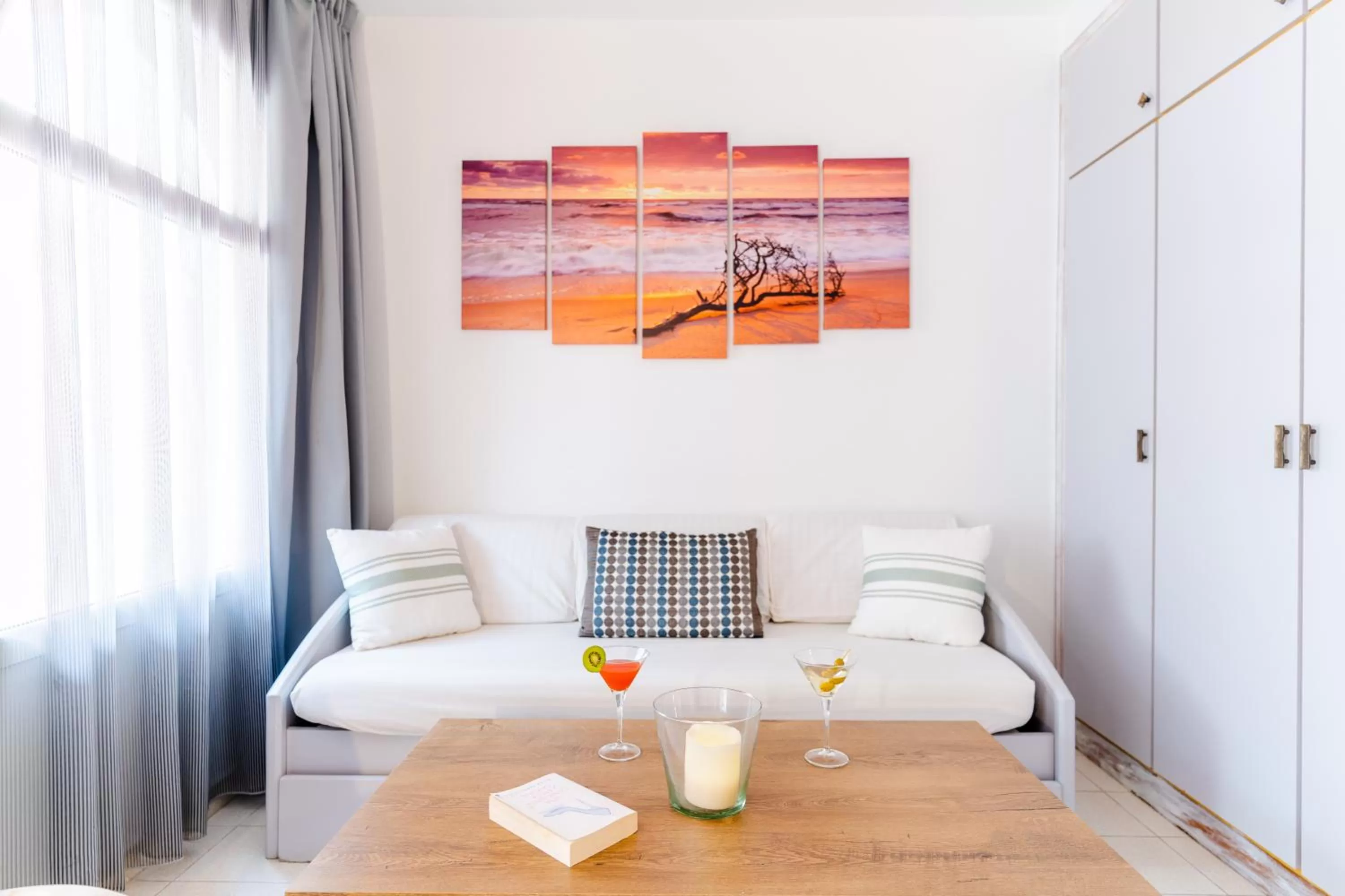 Living room, Bed in Apartamentos Royal Life