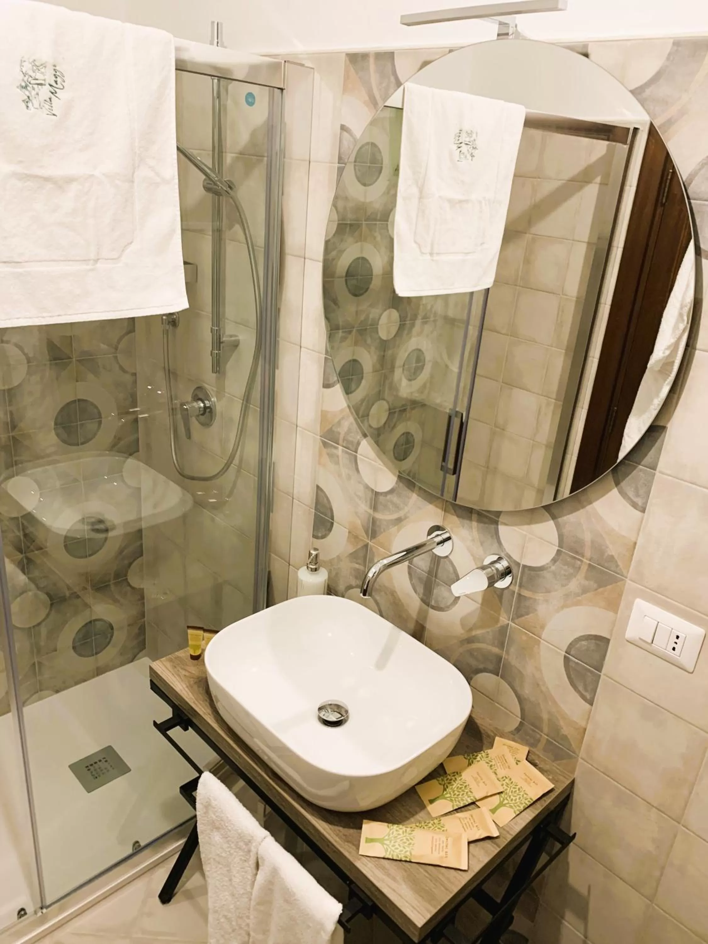 Shower in B&B Villa Maggi