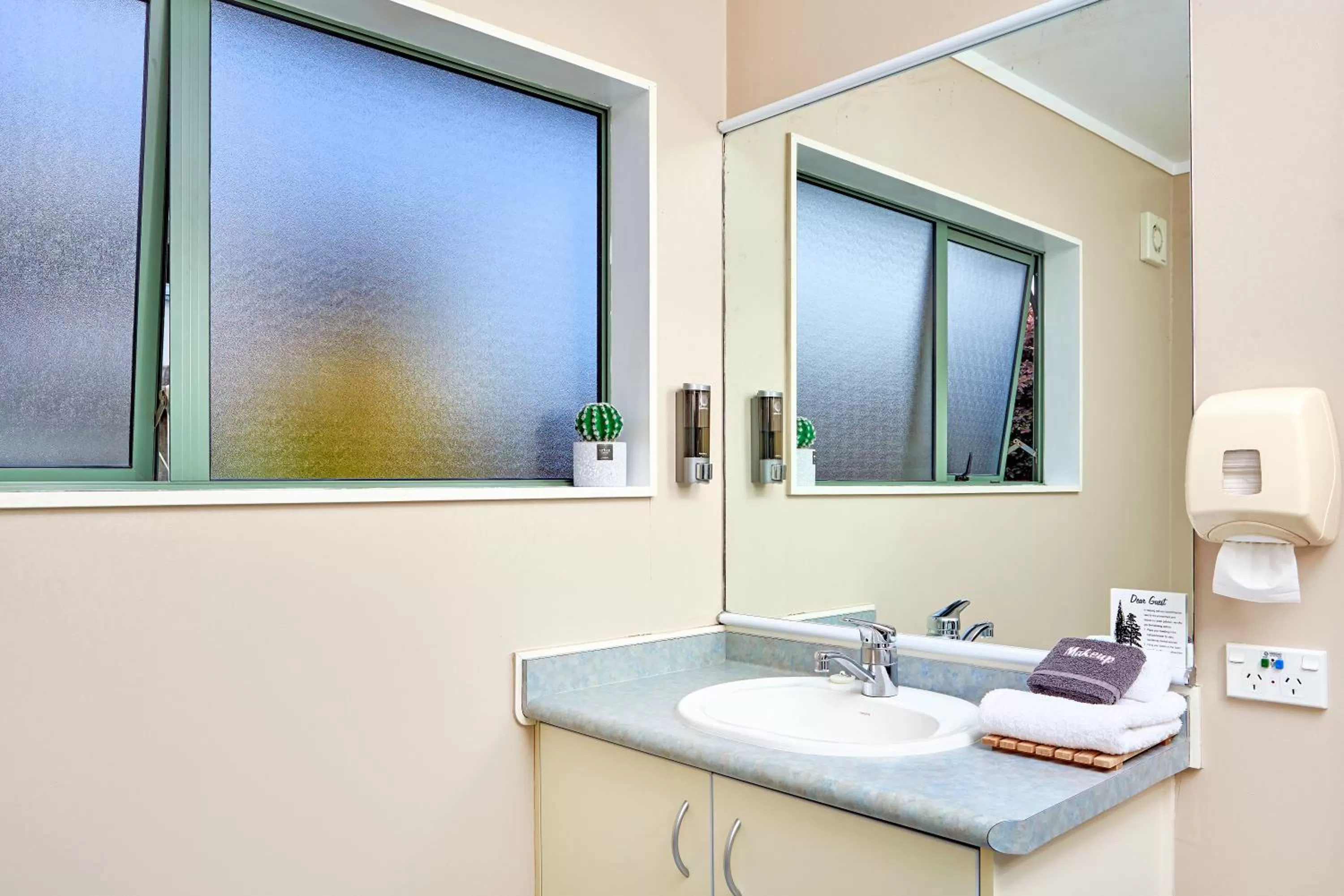 Bathroom in Barringtons Motor Lodge