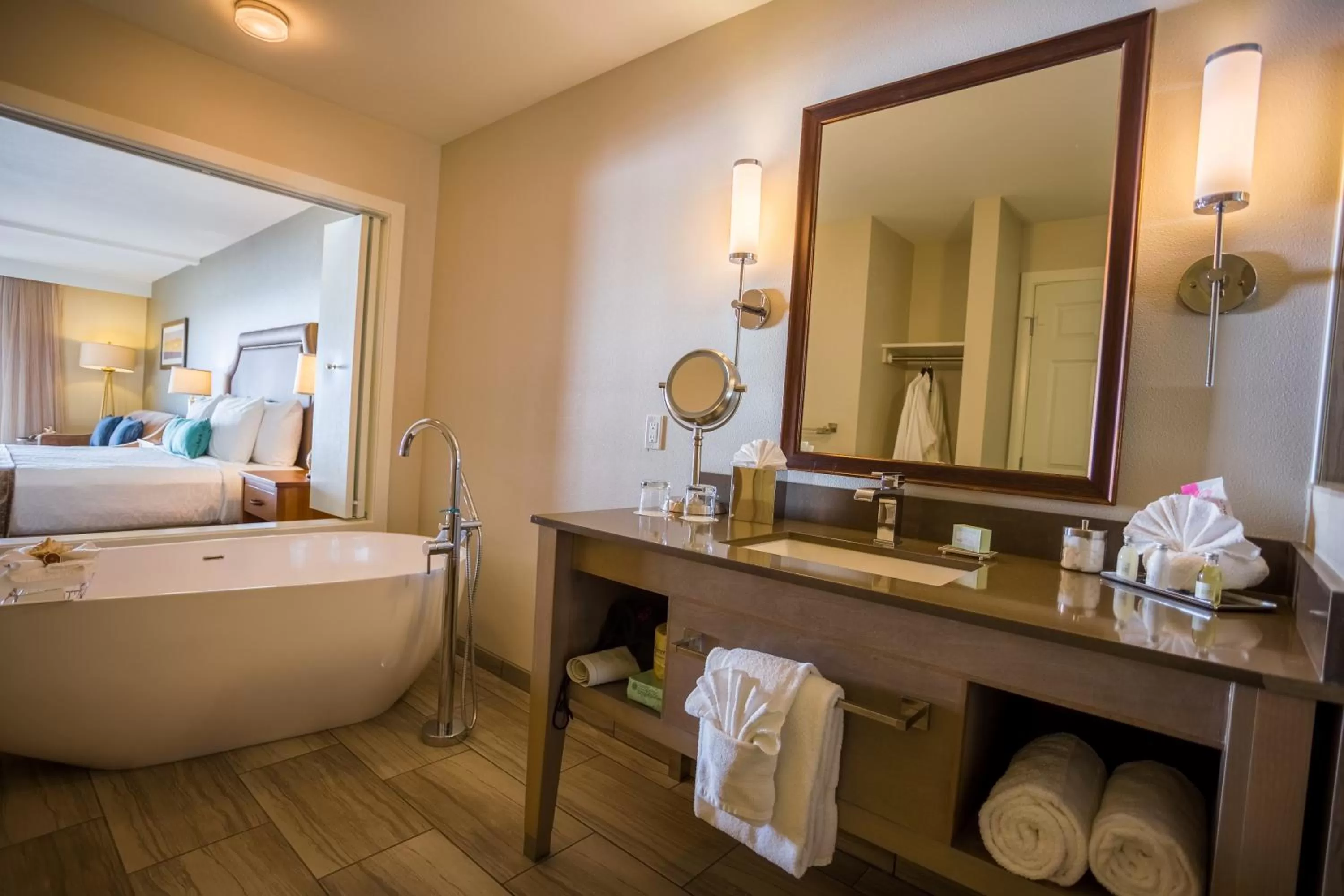 Bathroom, Bed in Inn at Nye Beach