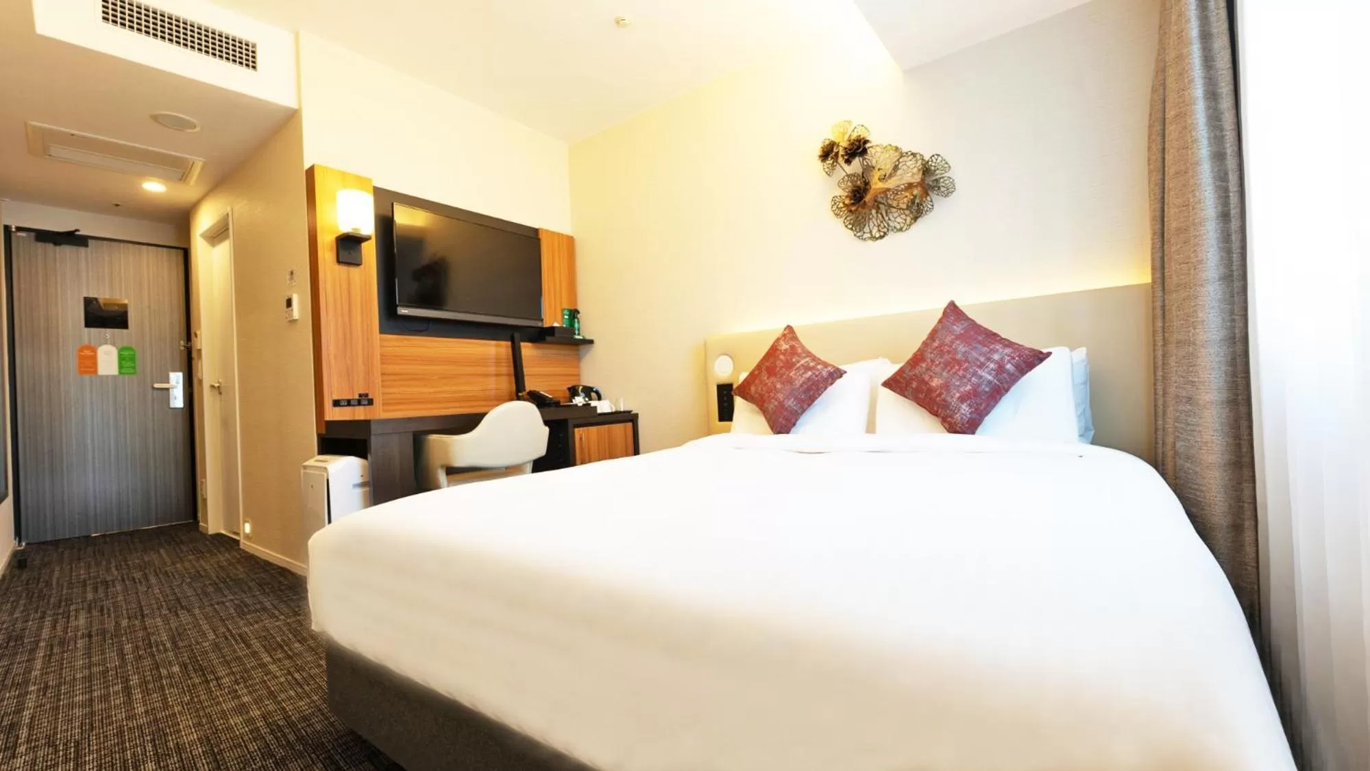 Photo of the whole room, Bed in Premier Hotel -CABIN PRESIDENT- Osaka