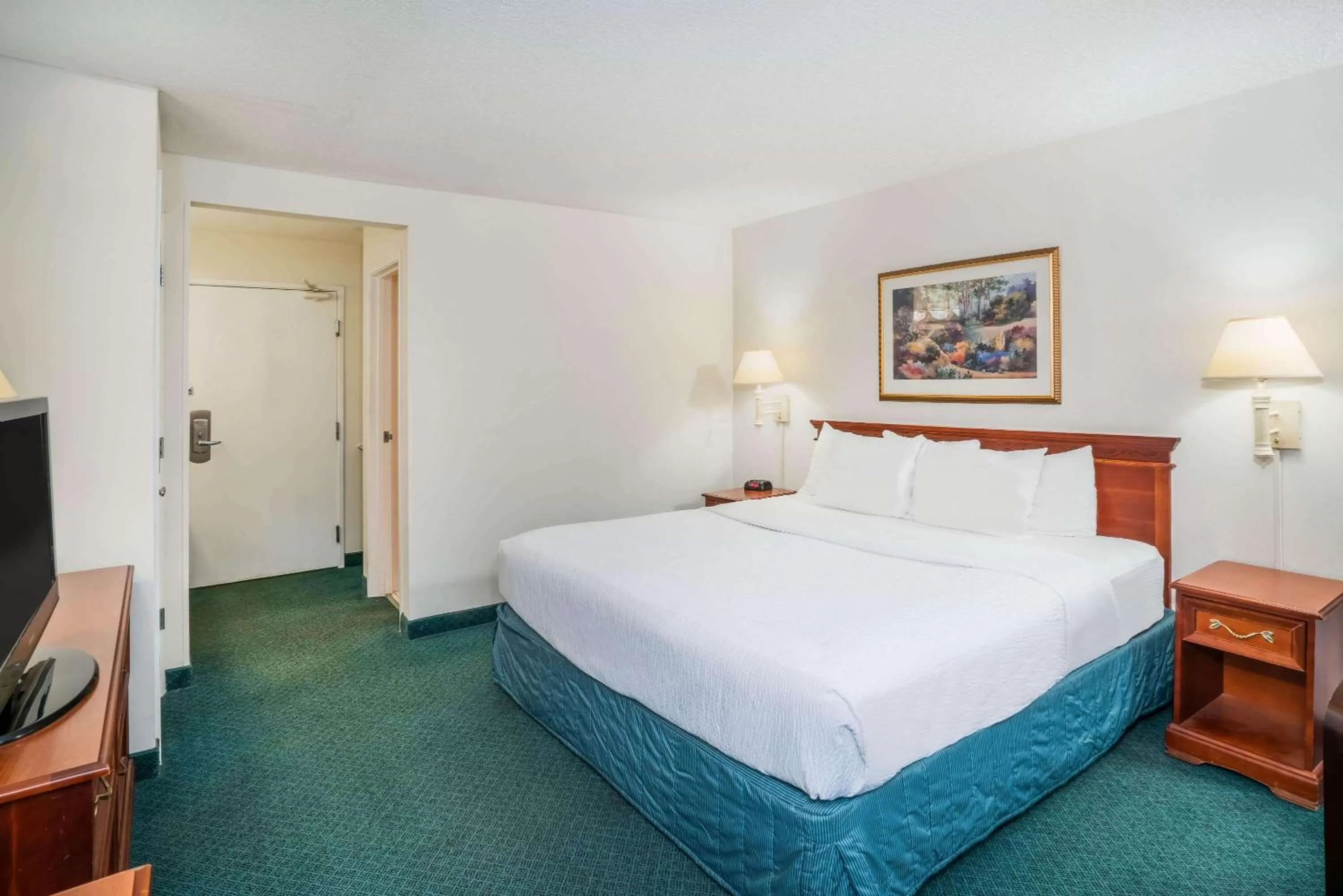 Photo of the whole room, Bed in La Quinta by Wyndham Nashville Franklin