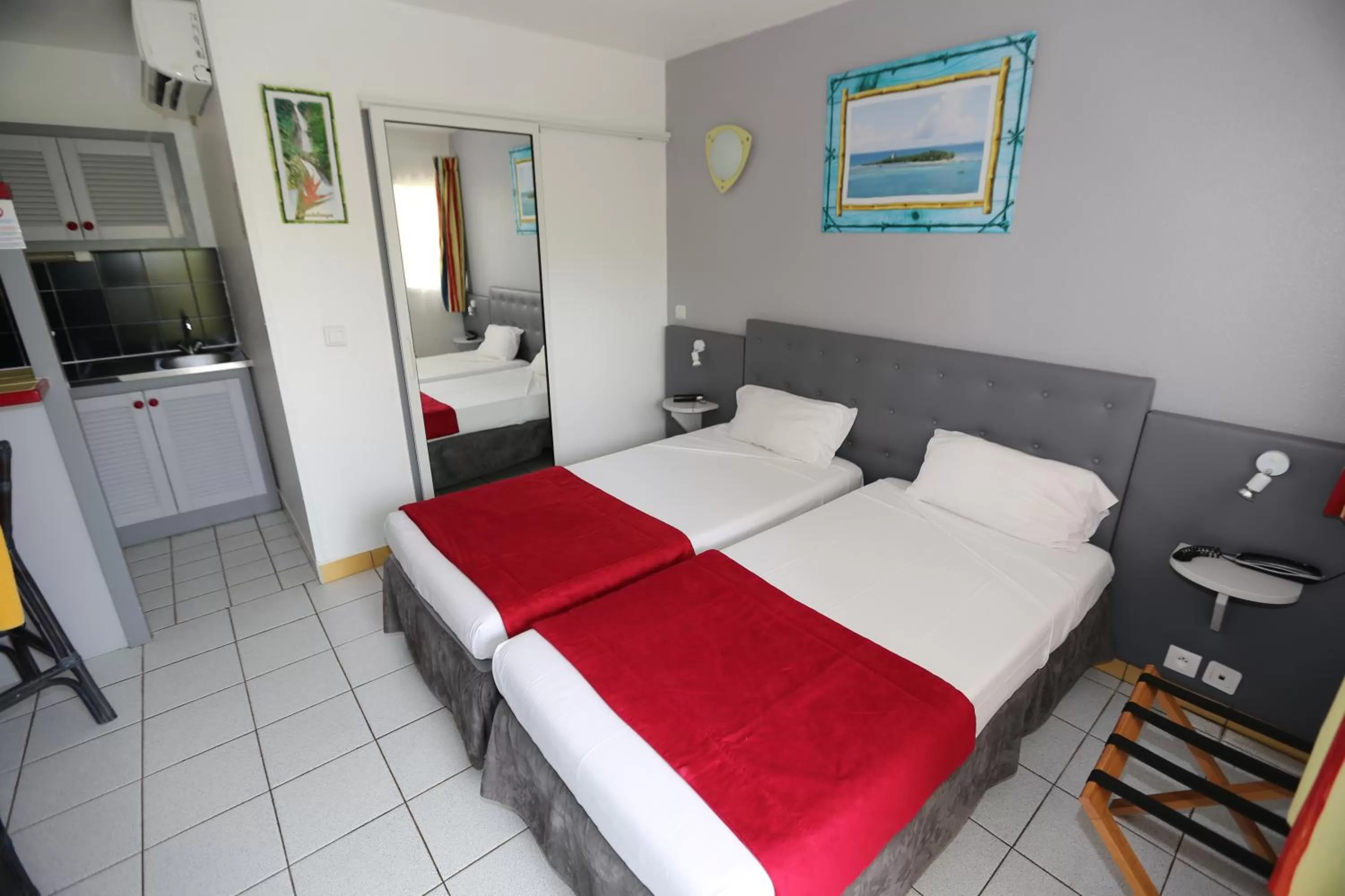 Kitchen or kitchenette, Bed in Hotel La Maison Creole