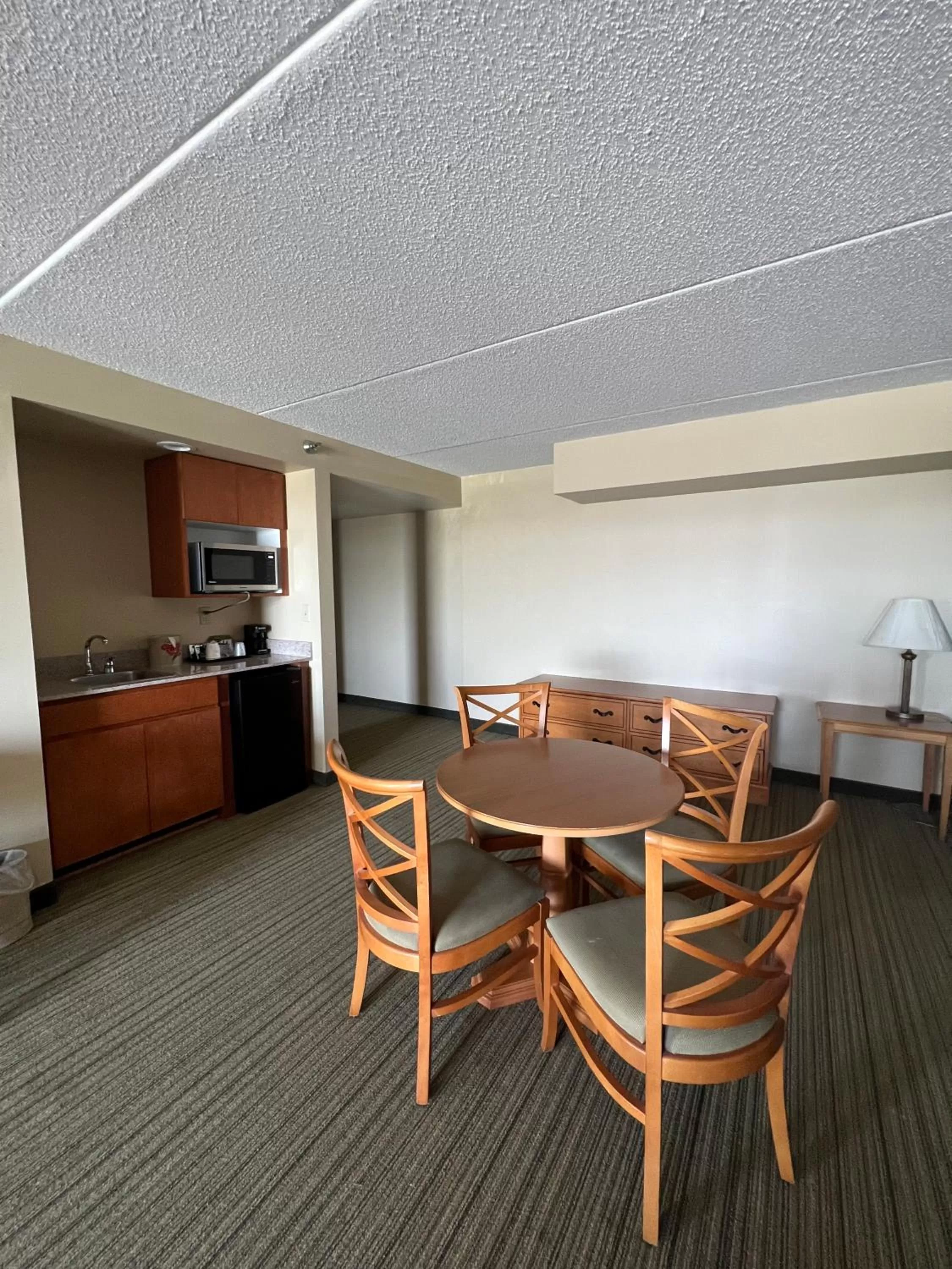 Dining area in Wingate by Wyndham Coon Rapids