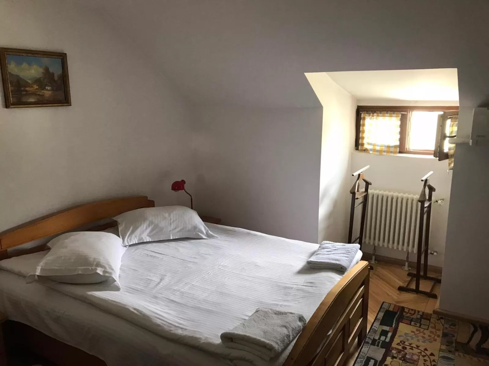 Photo of the whole room, Bed in George&Dragon Rooms