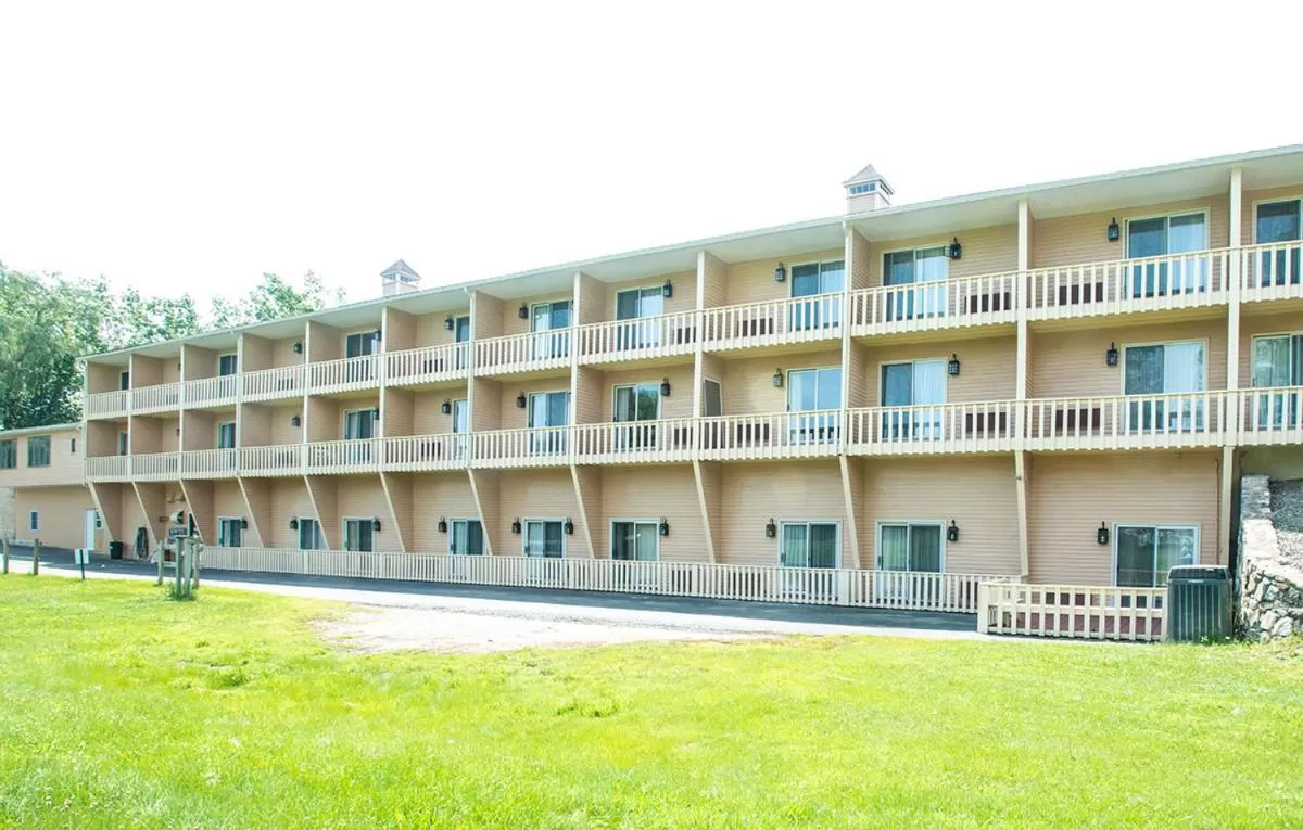 Property building in Hampton Falls Inn