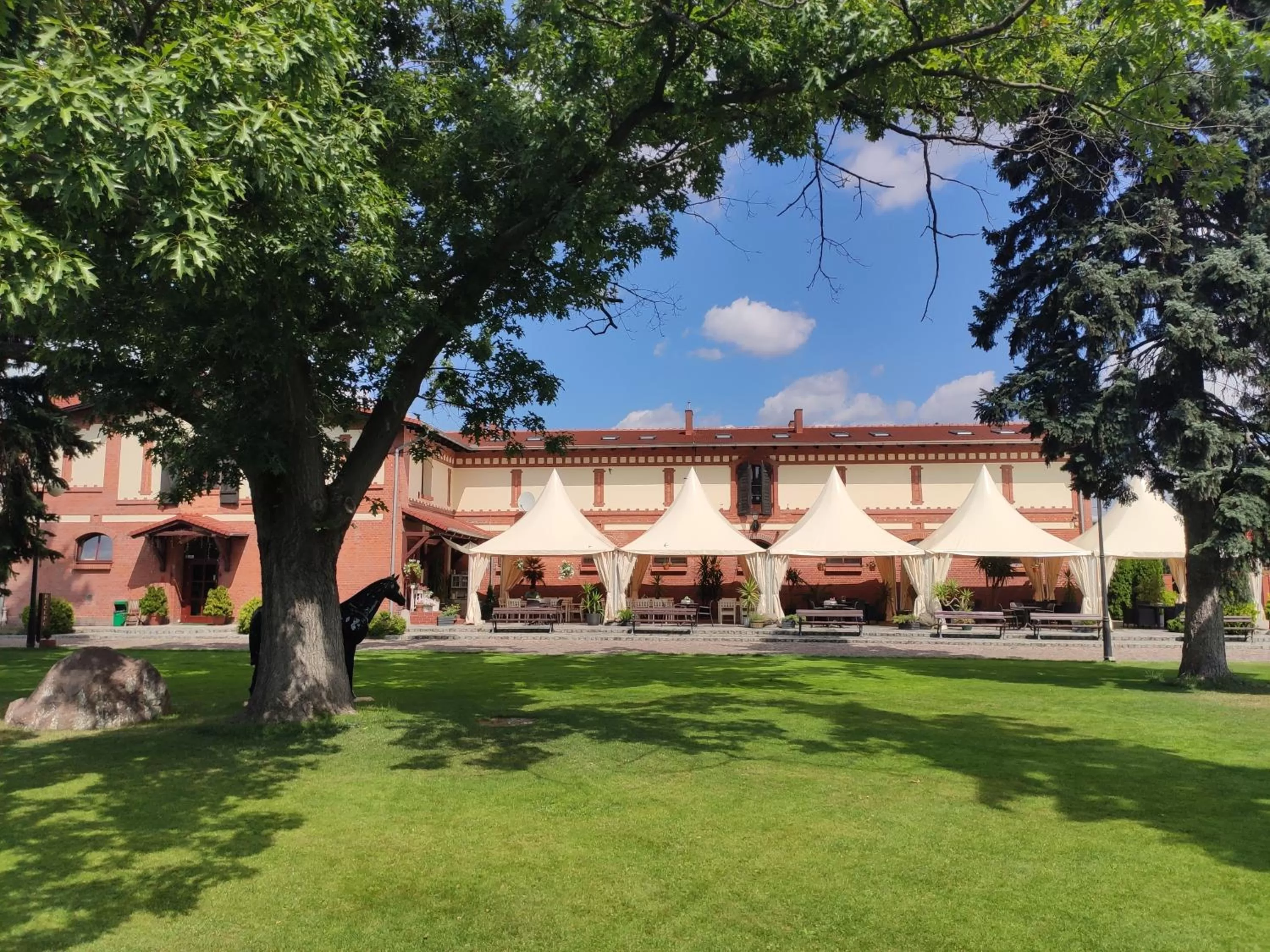 Property building in Hotel Sandro Silver & Spichlerz Antoniny