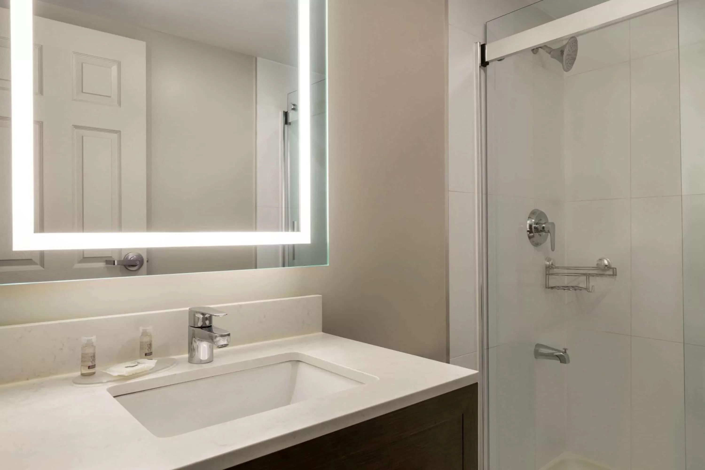 Bathroom in Days Inn by Wyndham Toronto West Mississauga