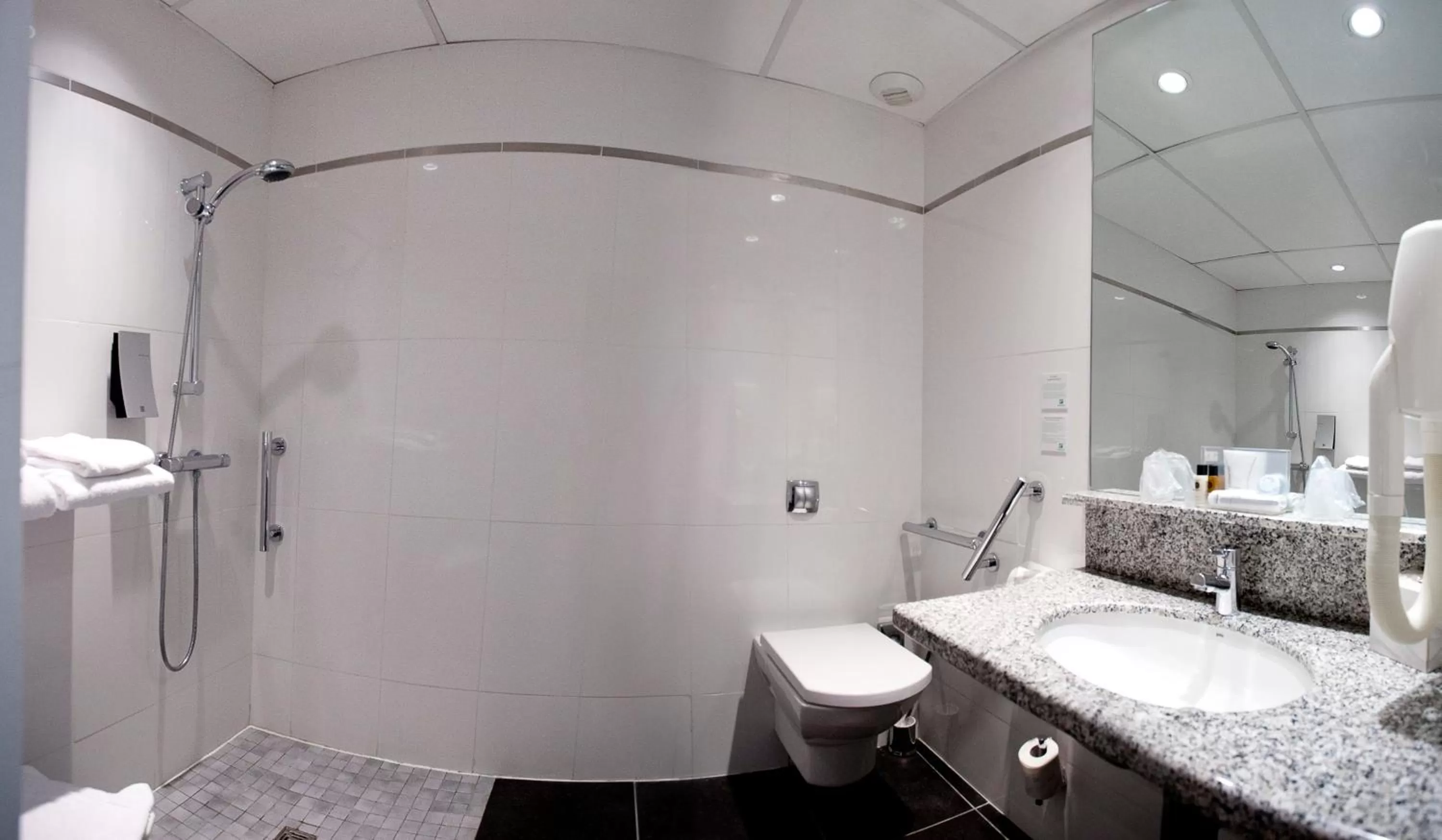 Bathroom in Holiday Inn Bordeaux Sud - Pessac by IHG