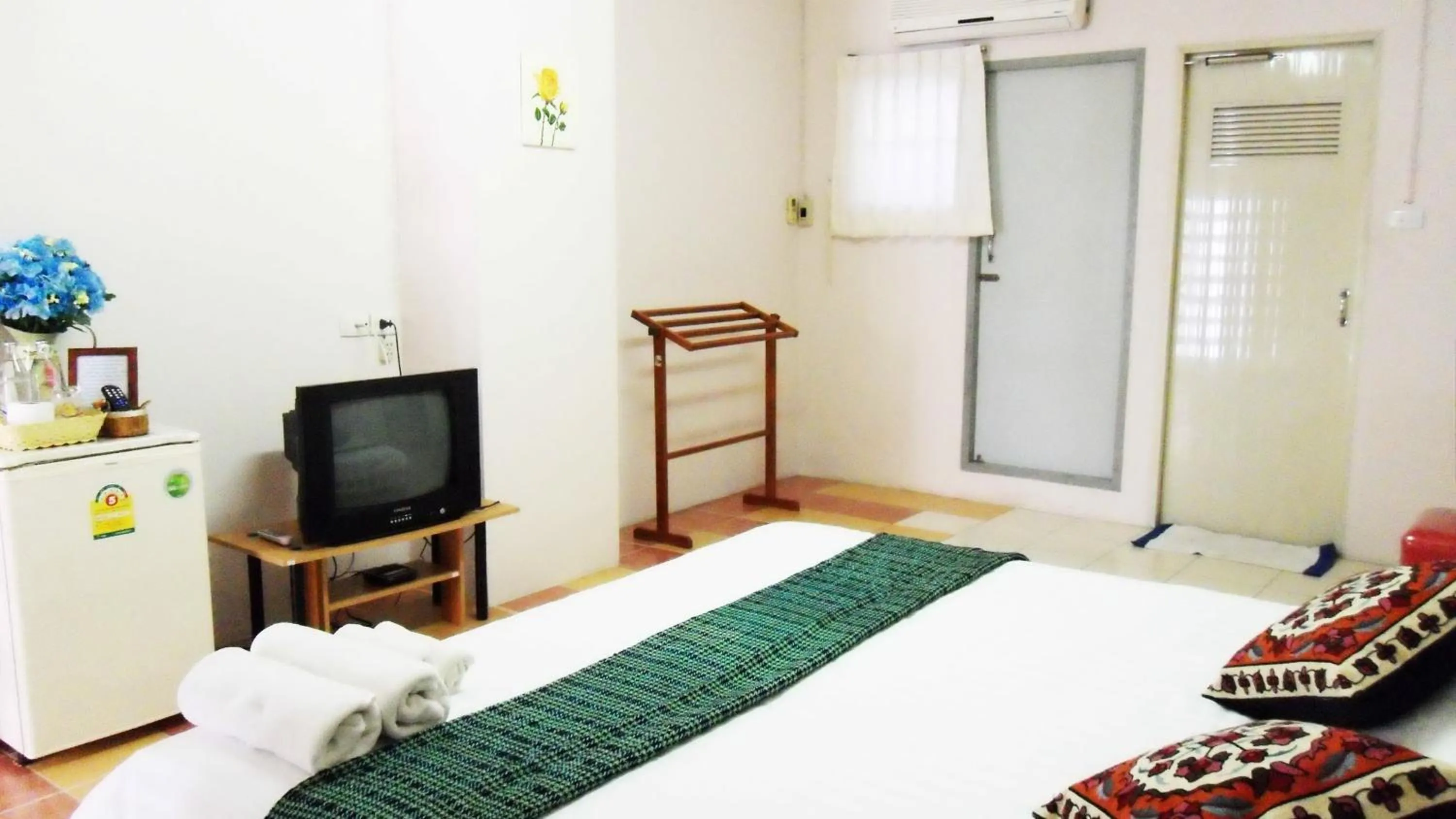 Photo of the whole room, TV/Entertainment Center in Thanapa Mansion (Donmuang Airport)