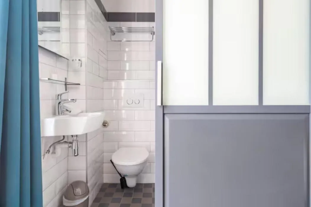 Toilet in District Republique