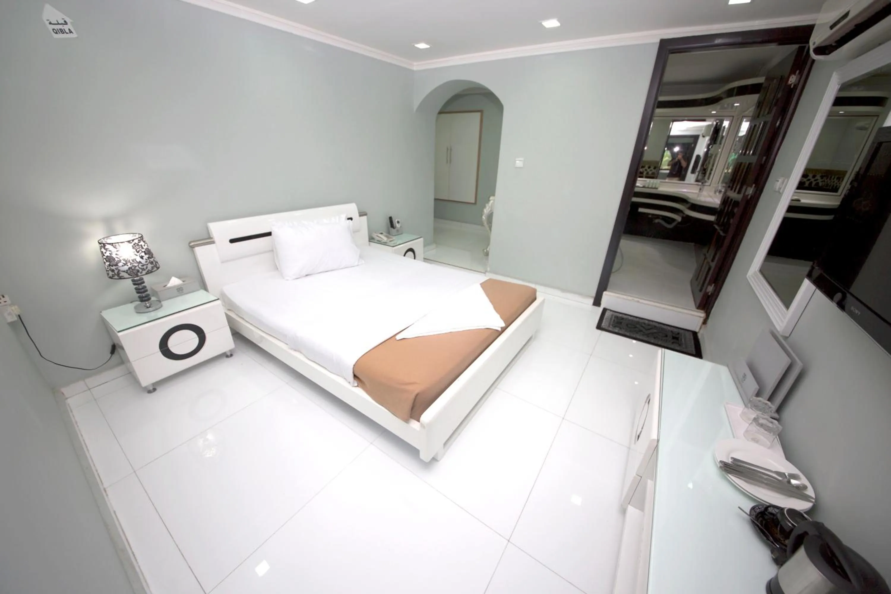 Photo of the whole room, Bed in White Fort Hotel