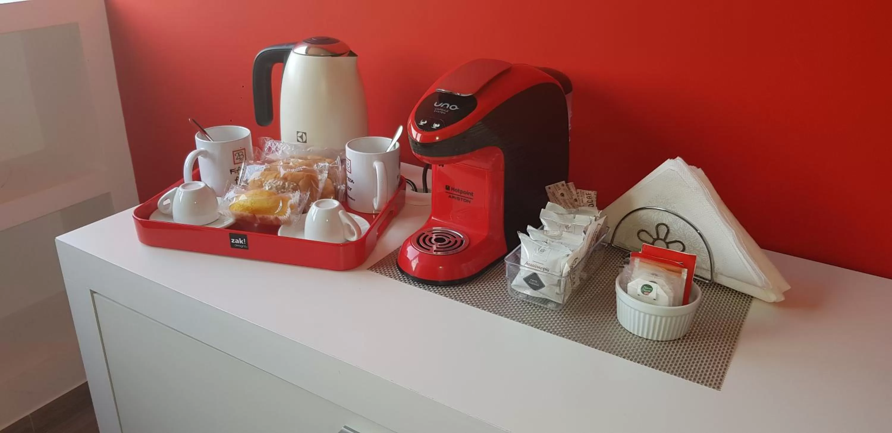 Coffee/tea facilities in 2B Fifteen Floor Suite Napoli
