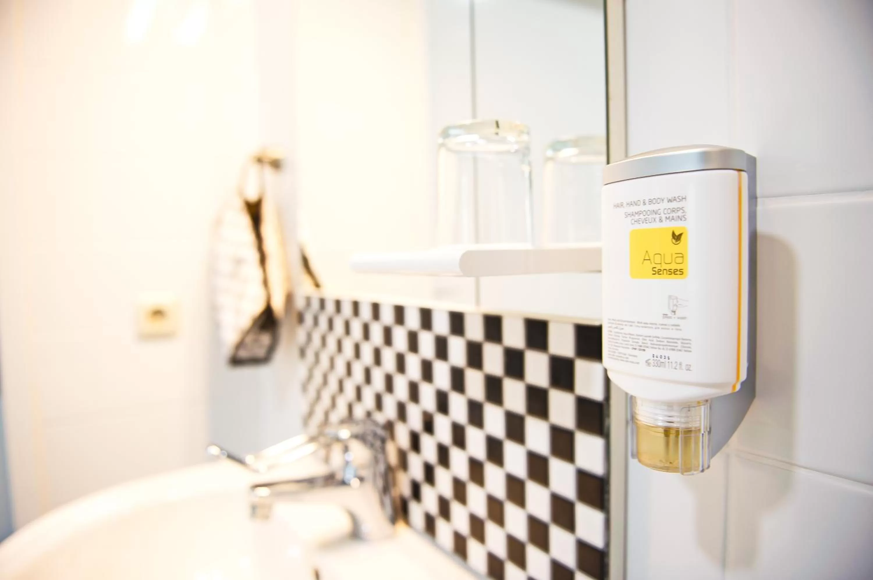 Library, Bathroom in BlnCty Hotel