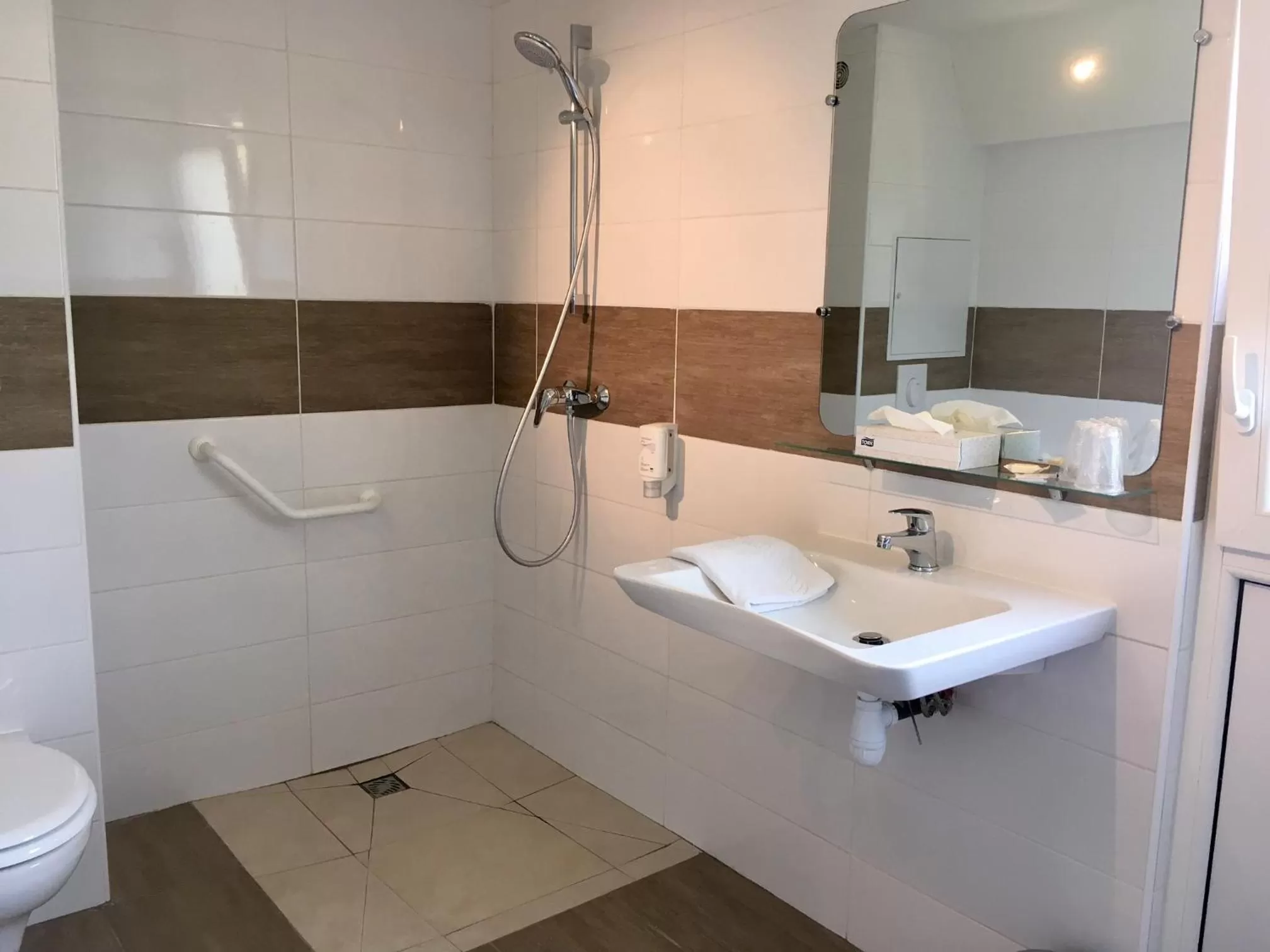 Shower in Hotel du Parc Euromédecine by AKENA