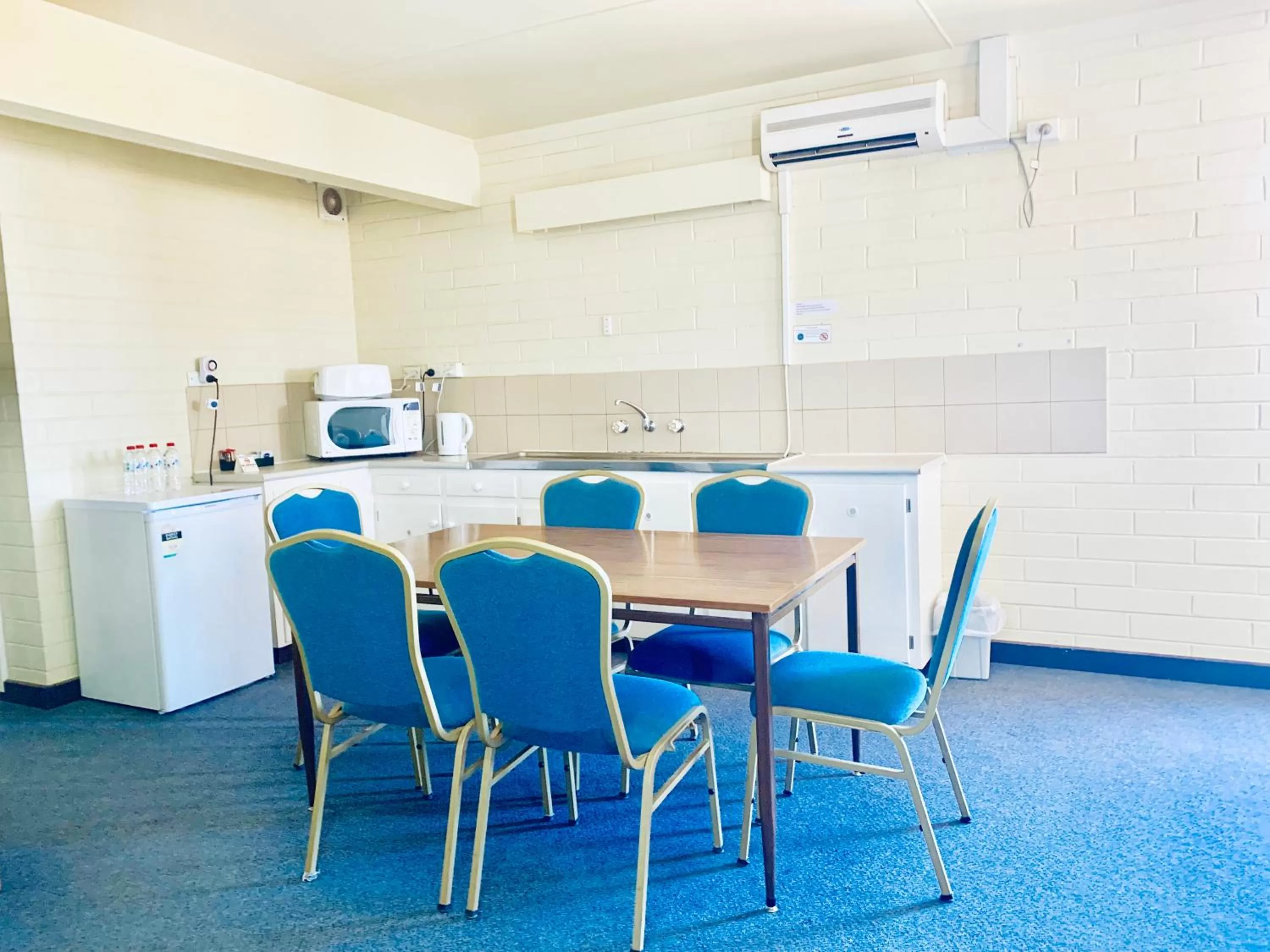 Dining area in Opal Inn Hotel, Motel, Caravan Park