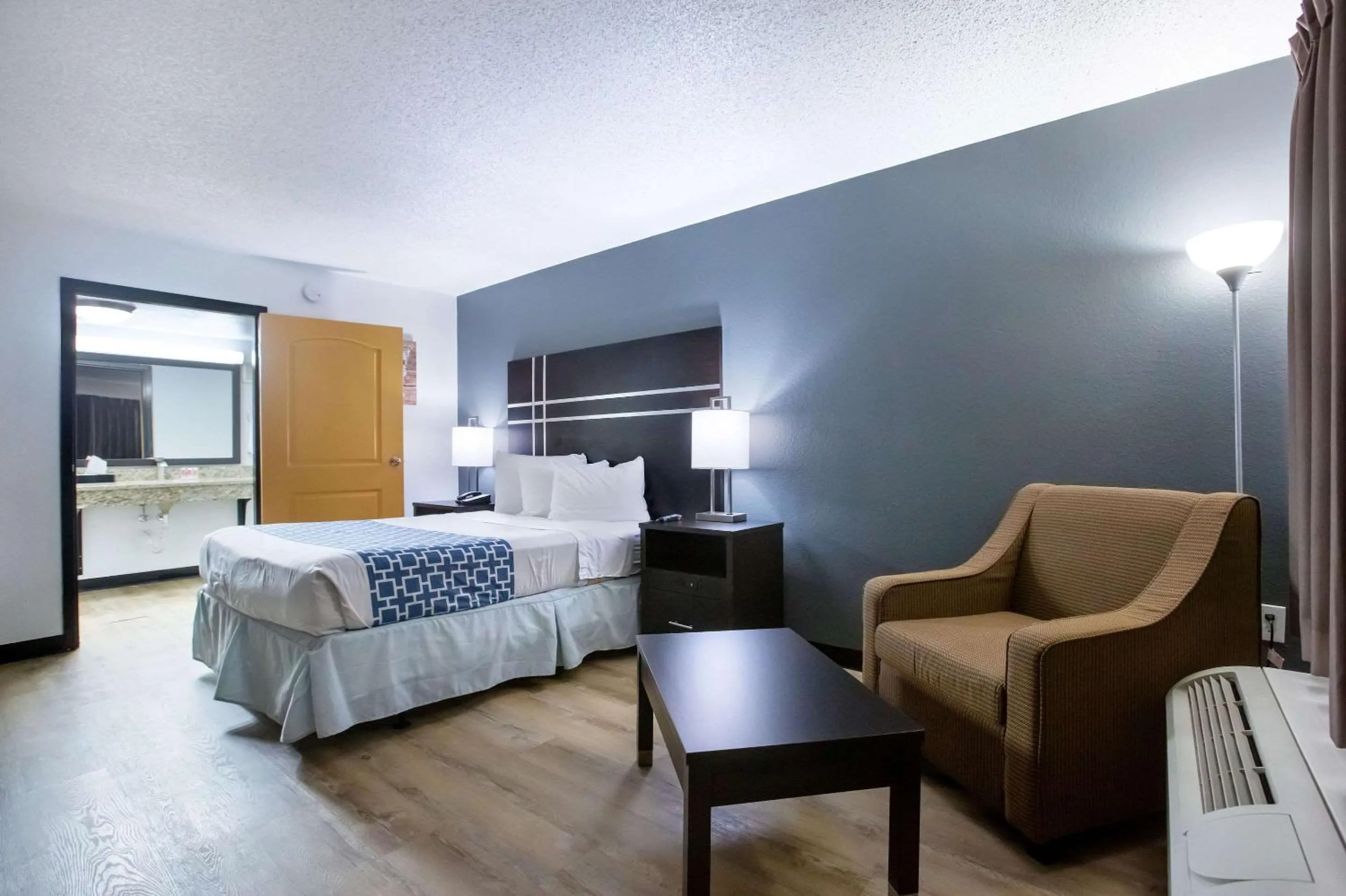 Photo of the whole room, Bed in Econo Lodge