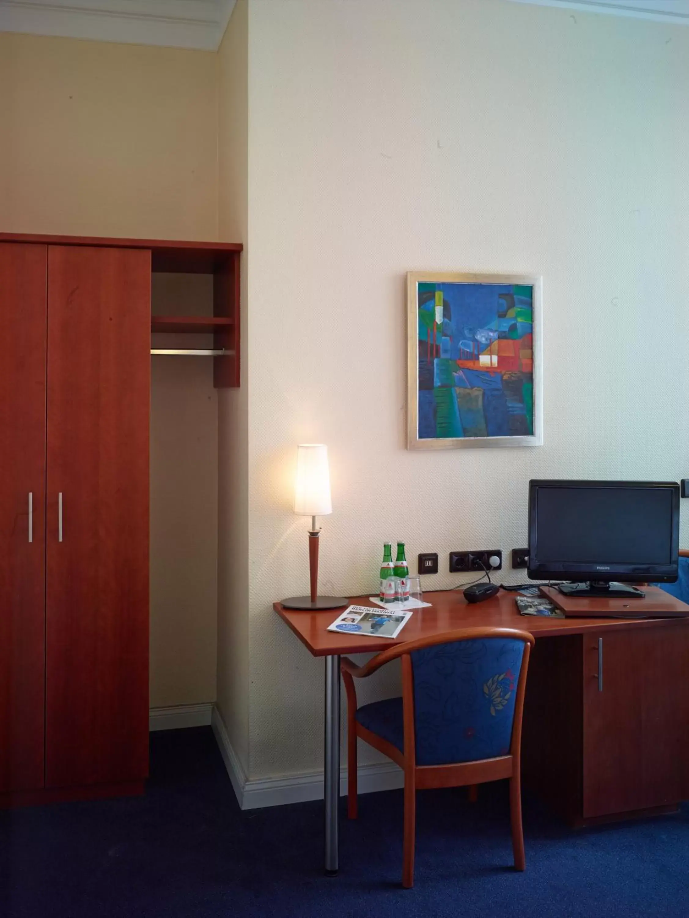 Comfort Single Room with Shower in Kurfürst am Kurfürstendamm Comfort Single Room with Shower in Kurfürst am Kurfürstendamm