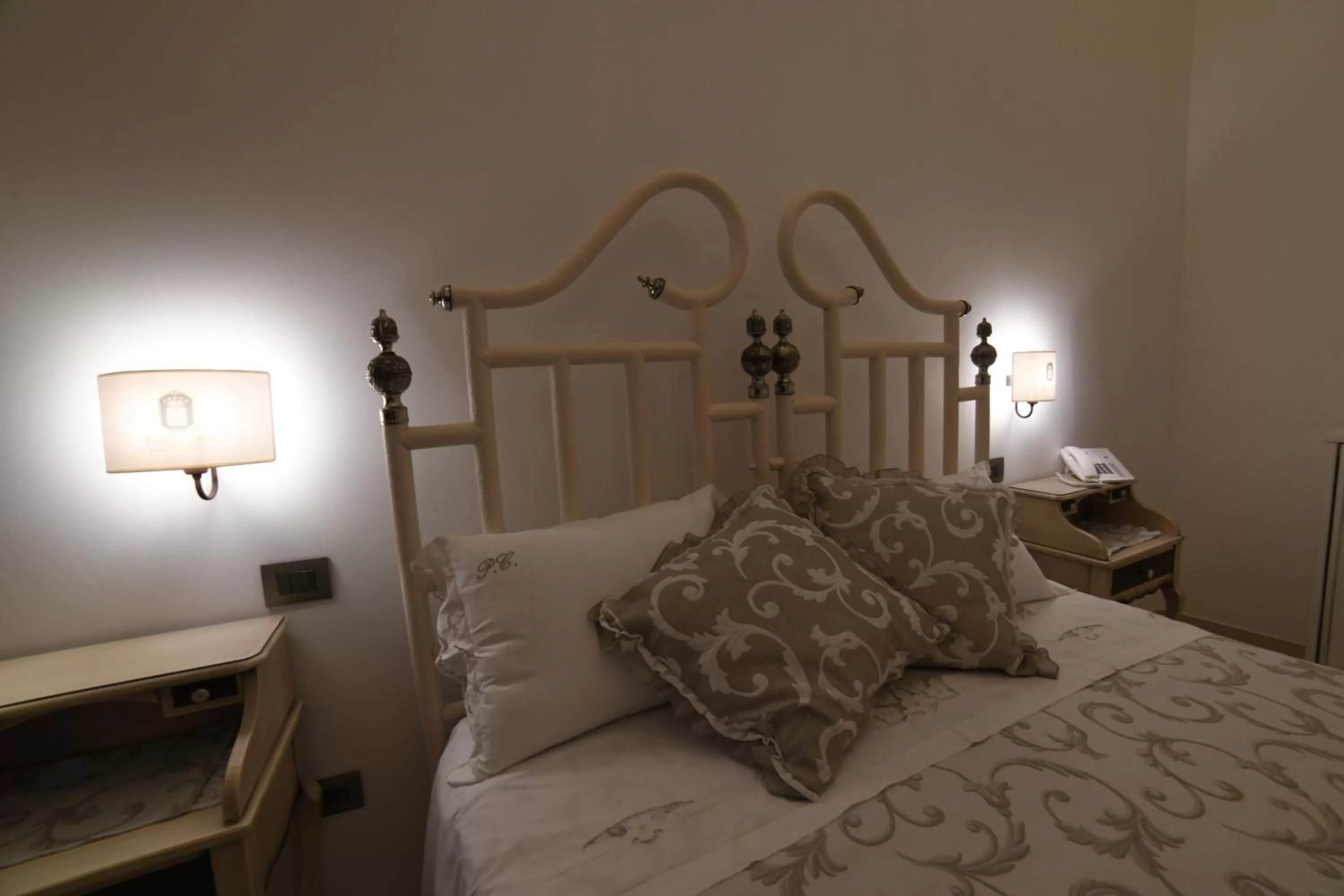 Bed in PLAZACARRISI HOTEL & SPA
