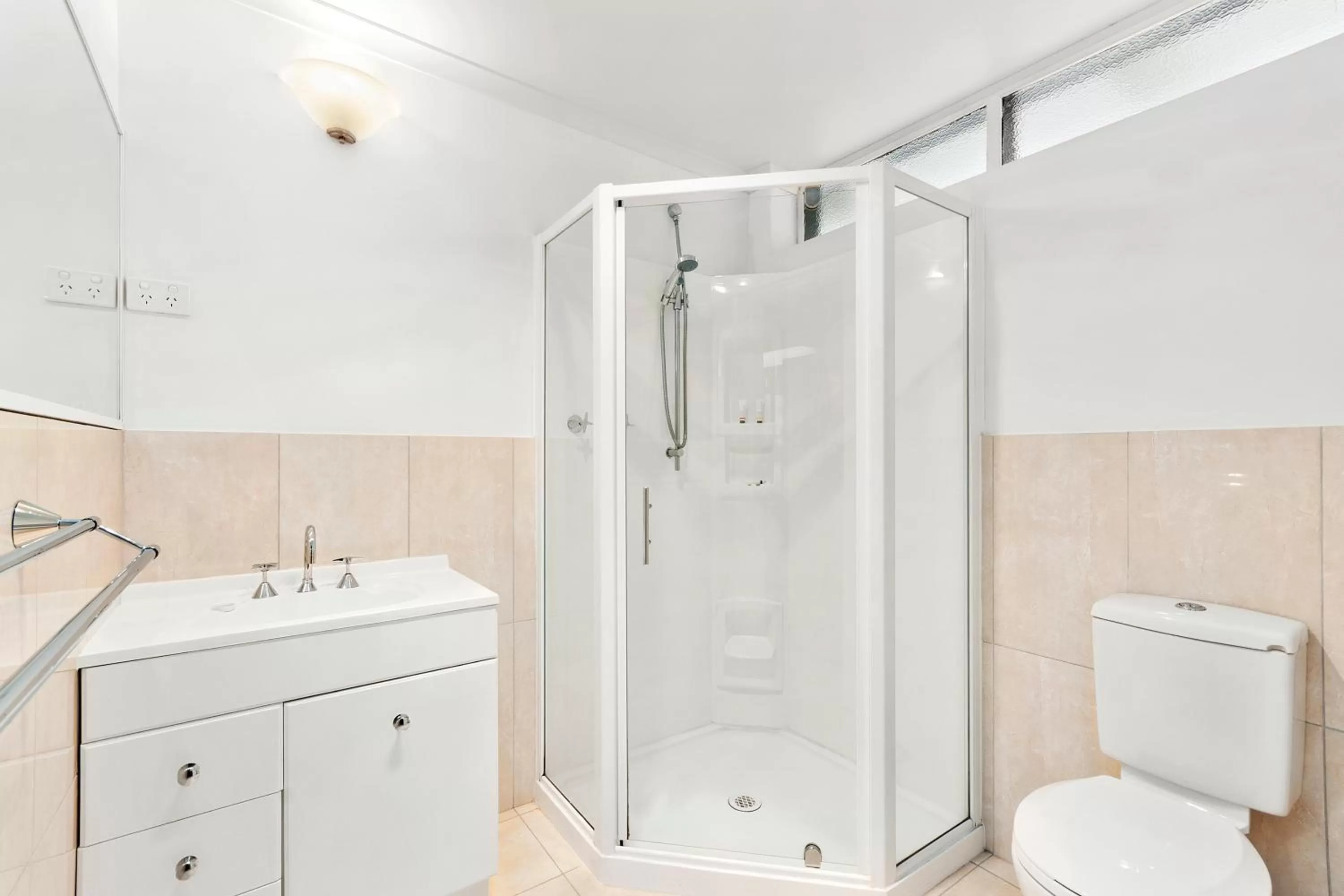 Shower in Quality Inn & Suites Traralgon