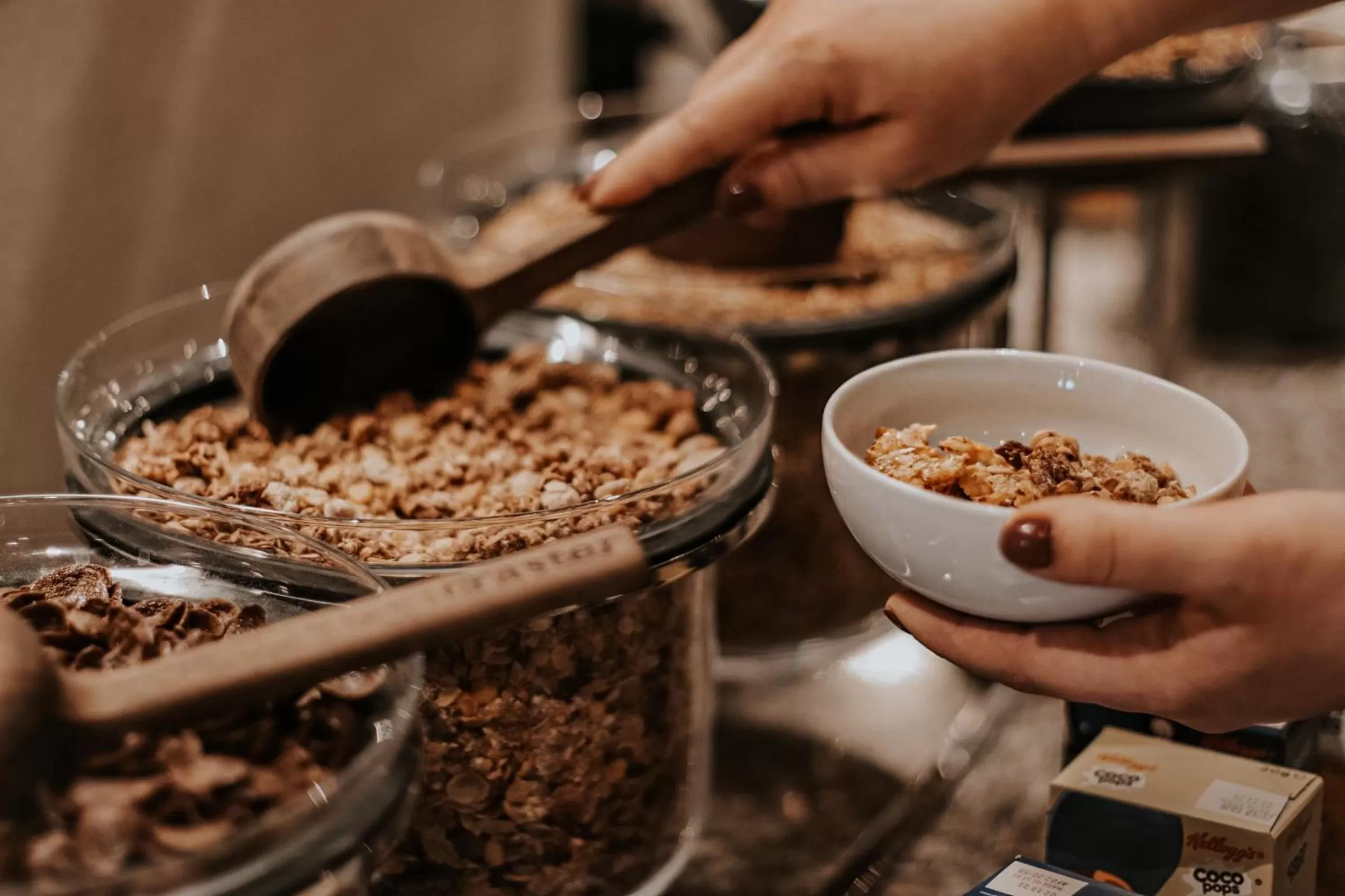 Restaurant/places to eat in Victoria Hotel & Residence