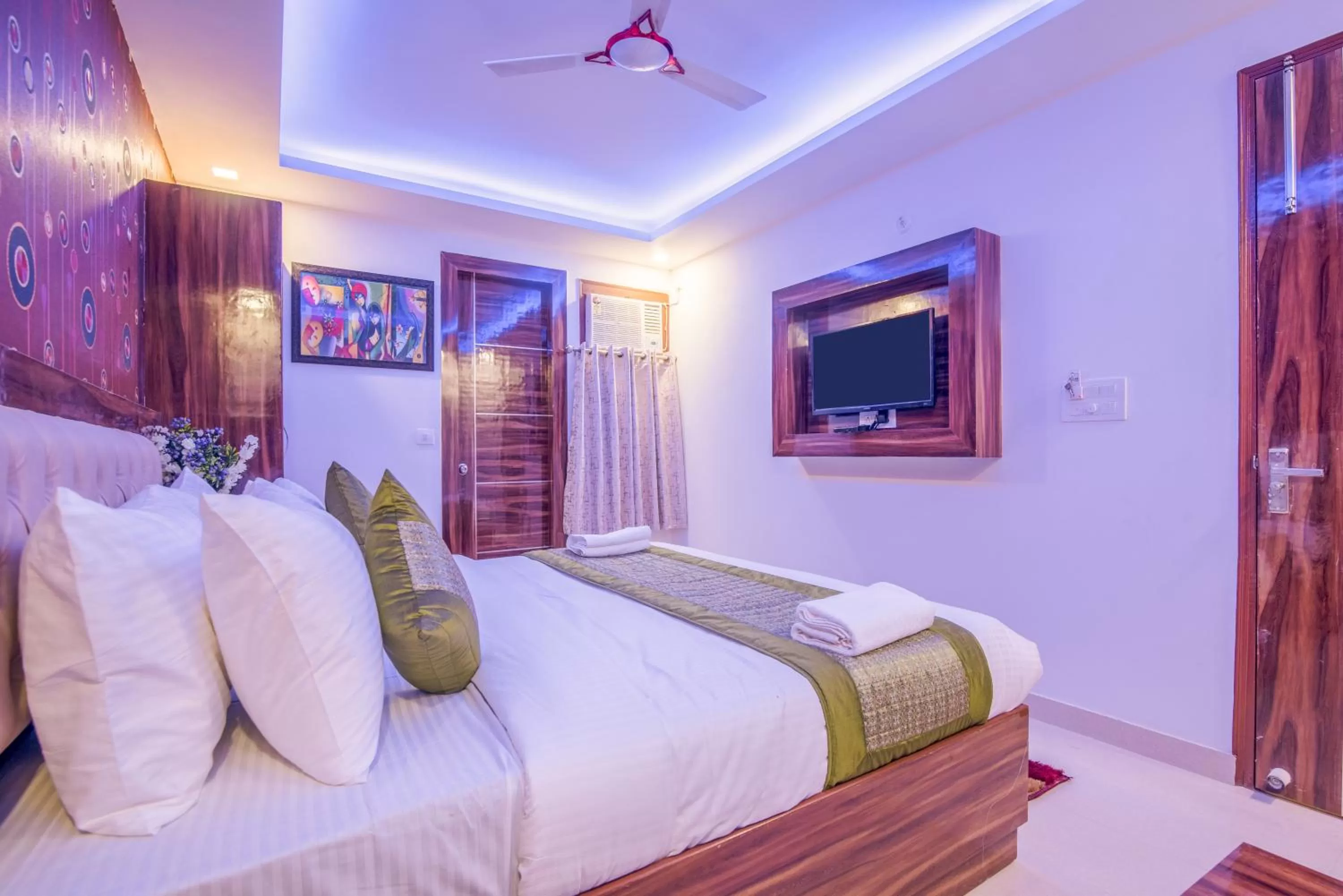 Communal lounge/ TV room, Bed in Hotel Festival Mahipalpur At Delhi Airport