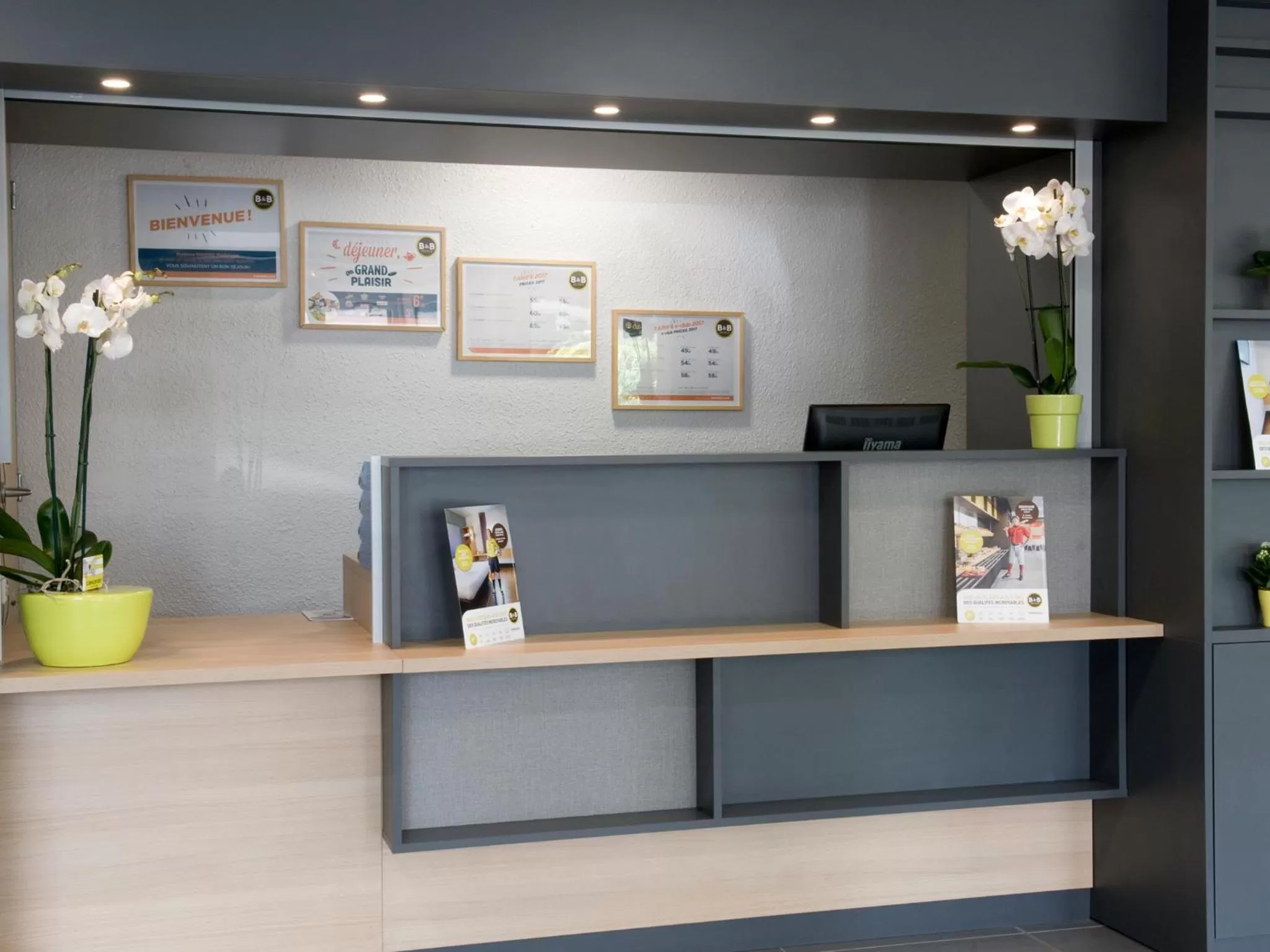 Lobby or reception in B&B HOTEL Saint-Quentin