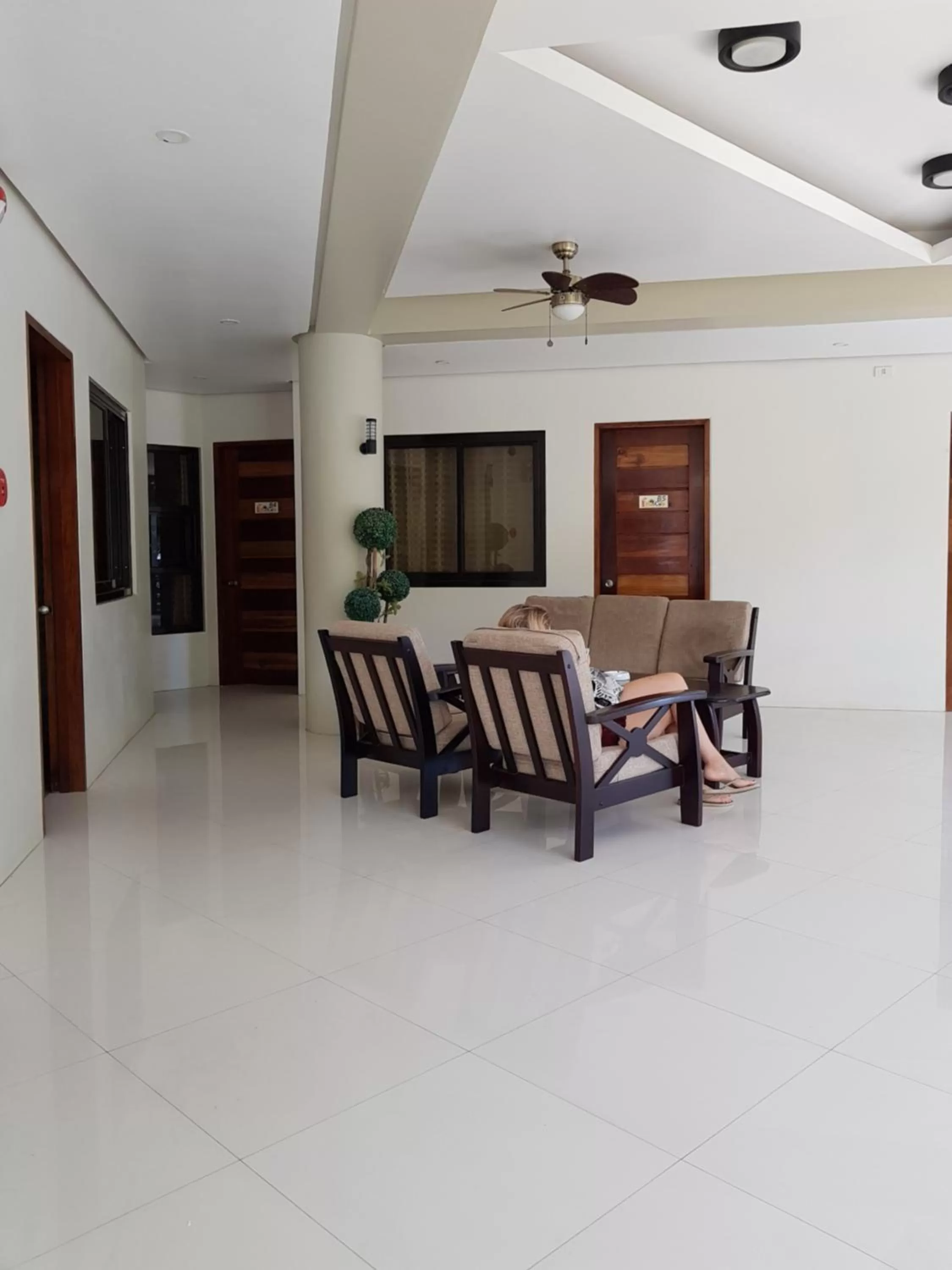 Communal lounge/ TV room in Inngo Tourist Inn