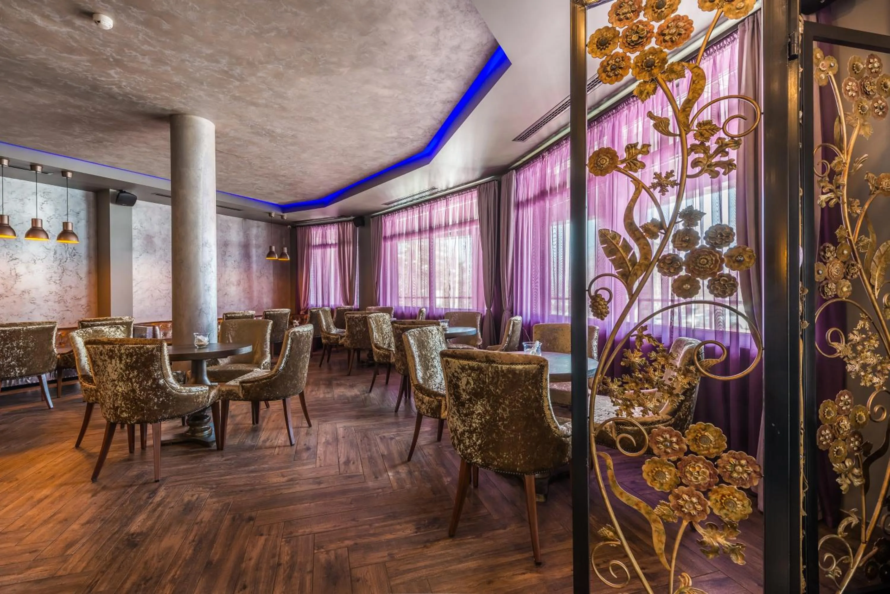 Restaurant/places to eat in All Seasons Residence Design Hotel - Free parking