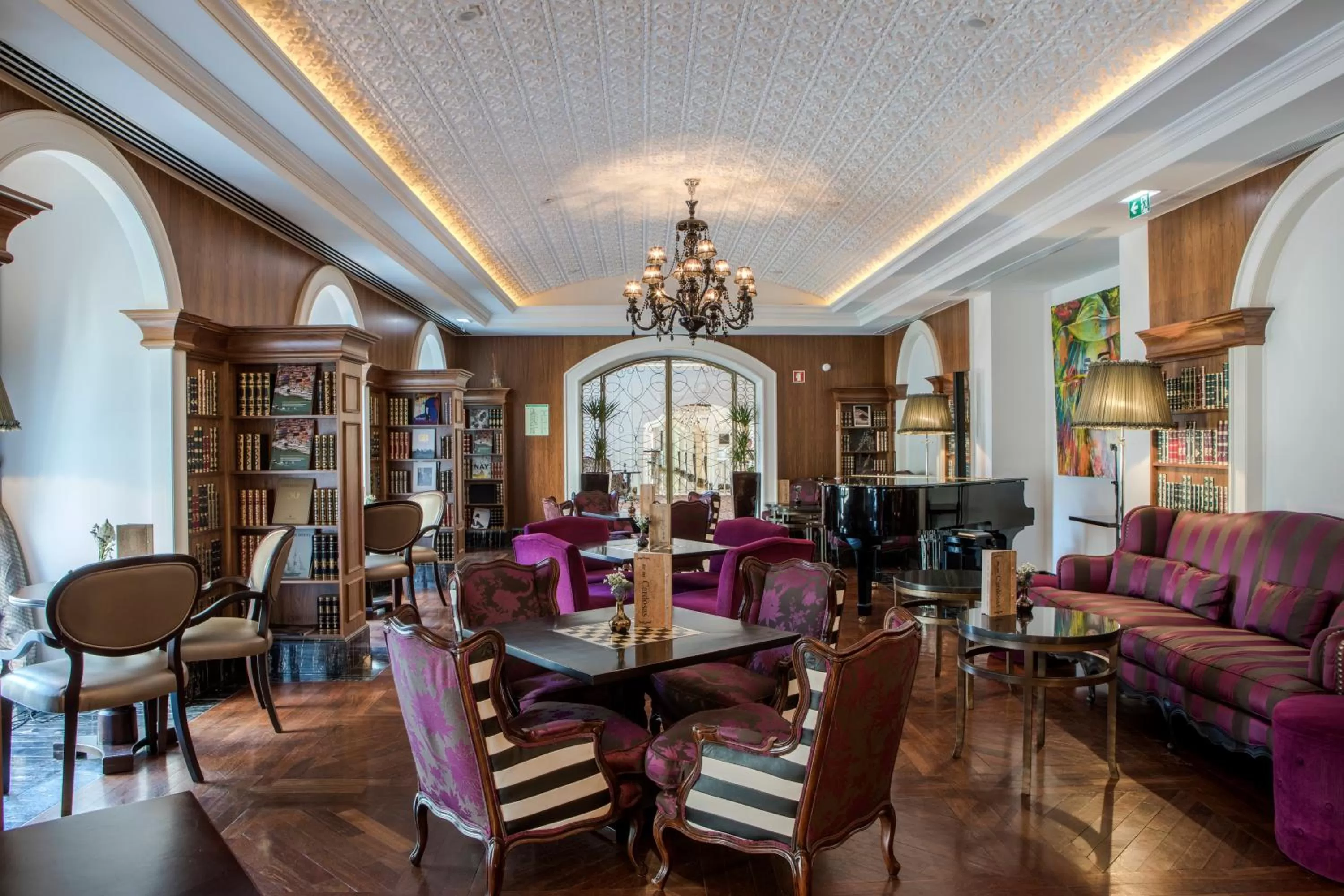 Lounge or bar in InterContinental Porto - Palacio das Cardosas by IHG