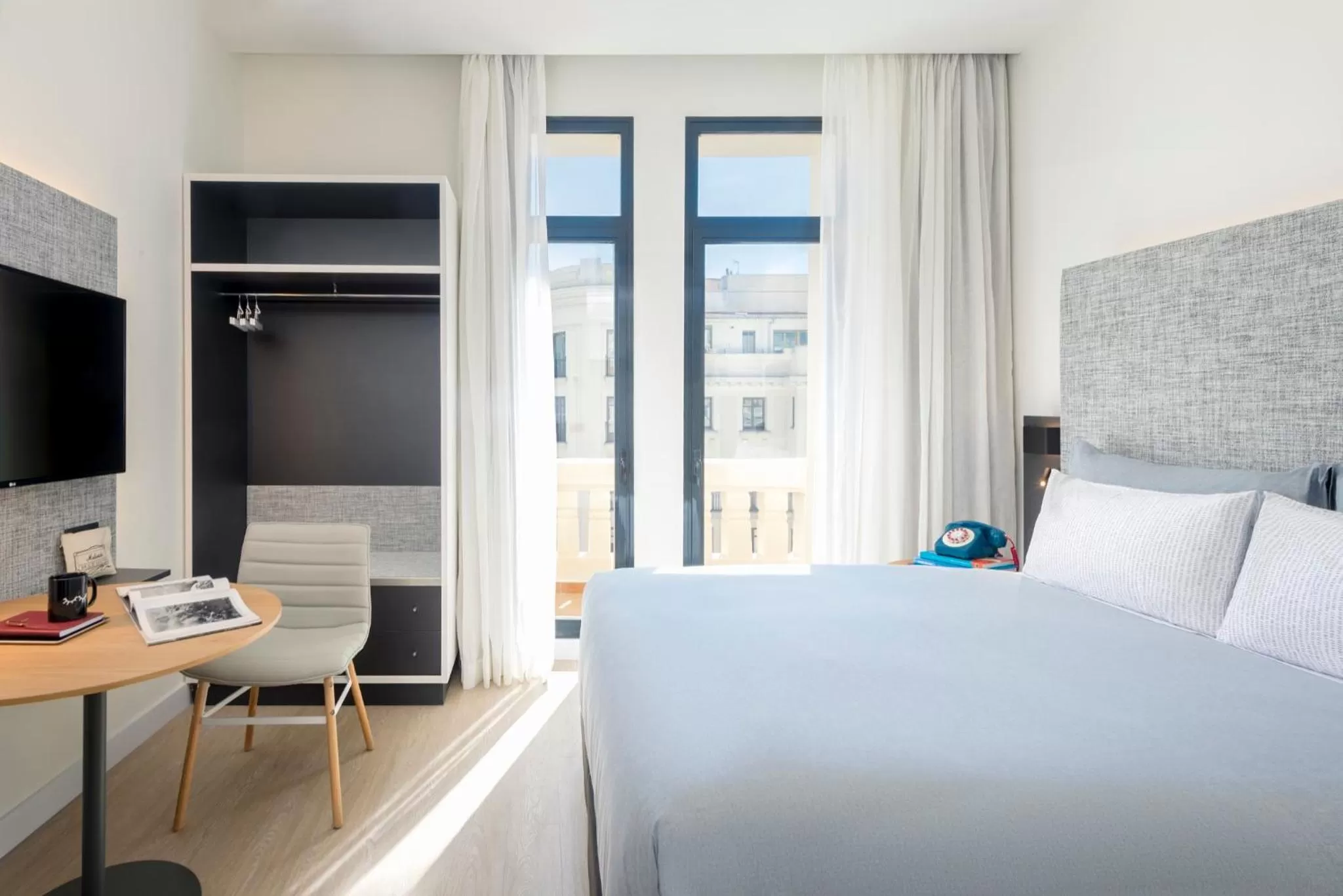 Photo of the whole room, Bed in INNSIDE by Meliá Madrid Gran Vía