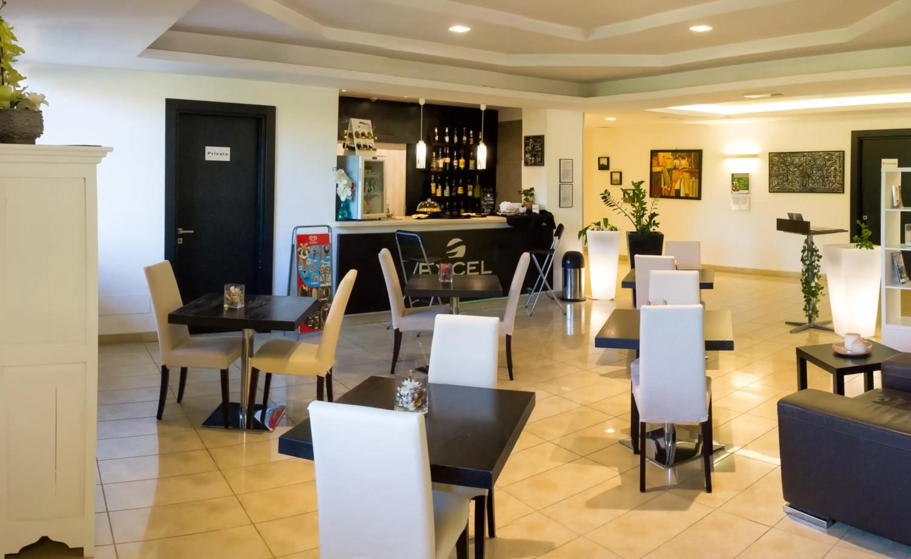 Lounge or bar in Excel Hotel Roma Ciampino