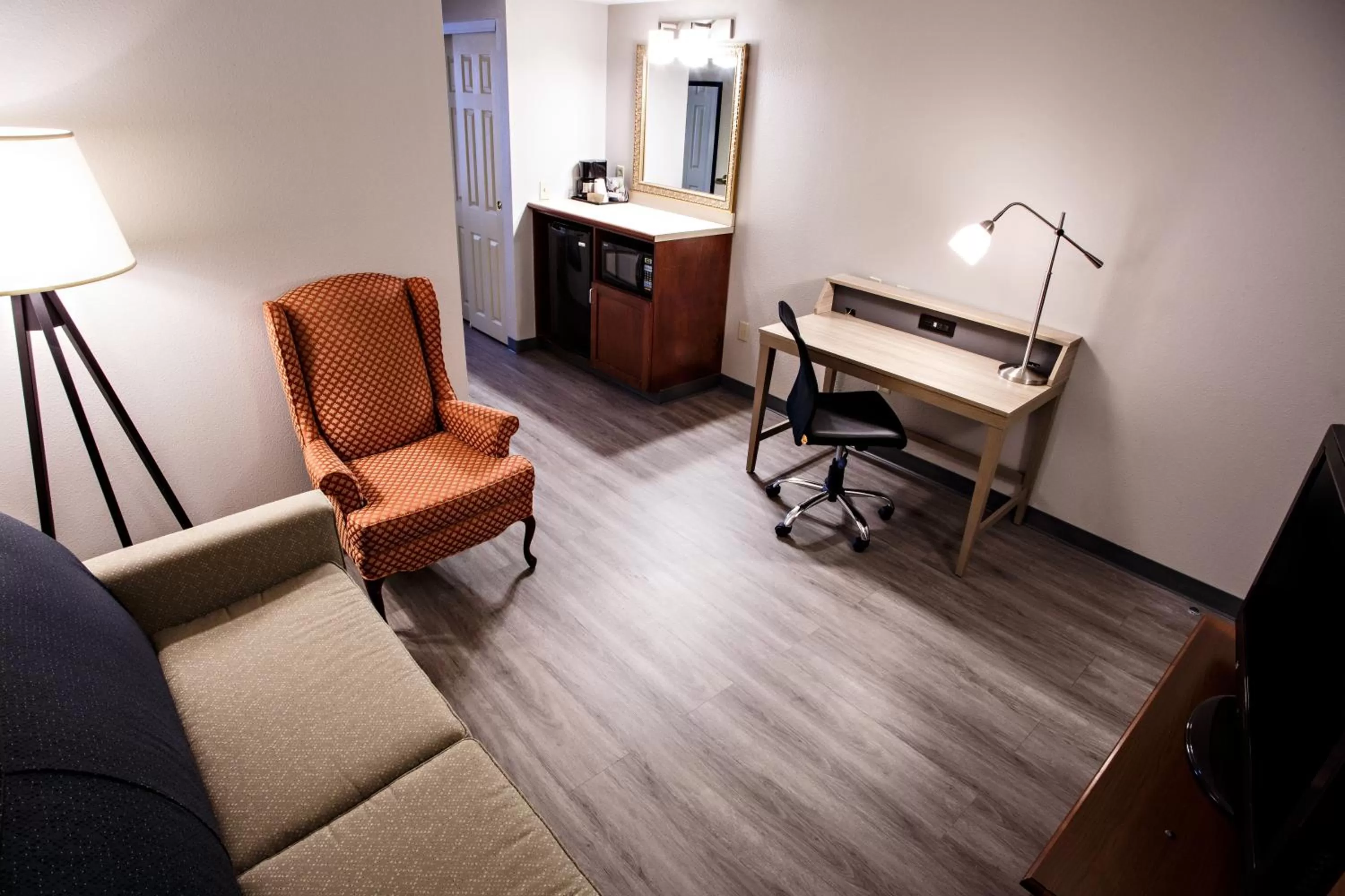 Living room in Country Inn & Suites by Radisson, Harrisburg West Mechanicsburg