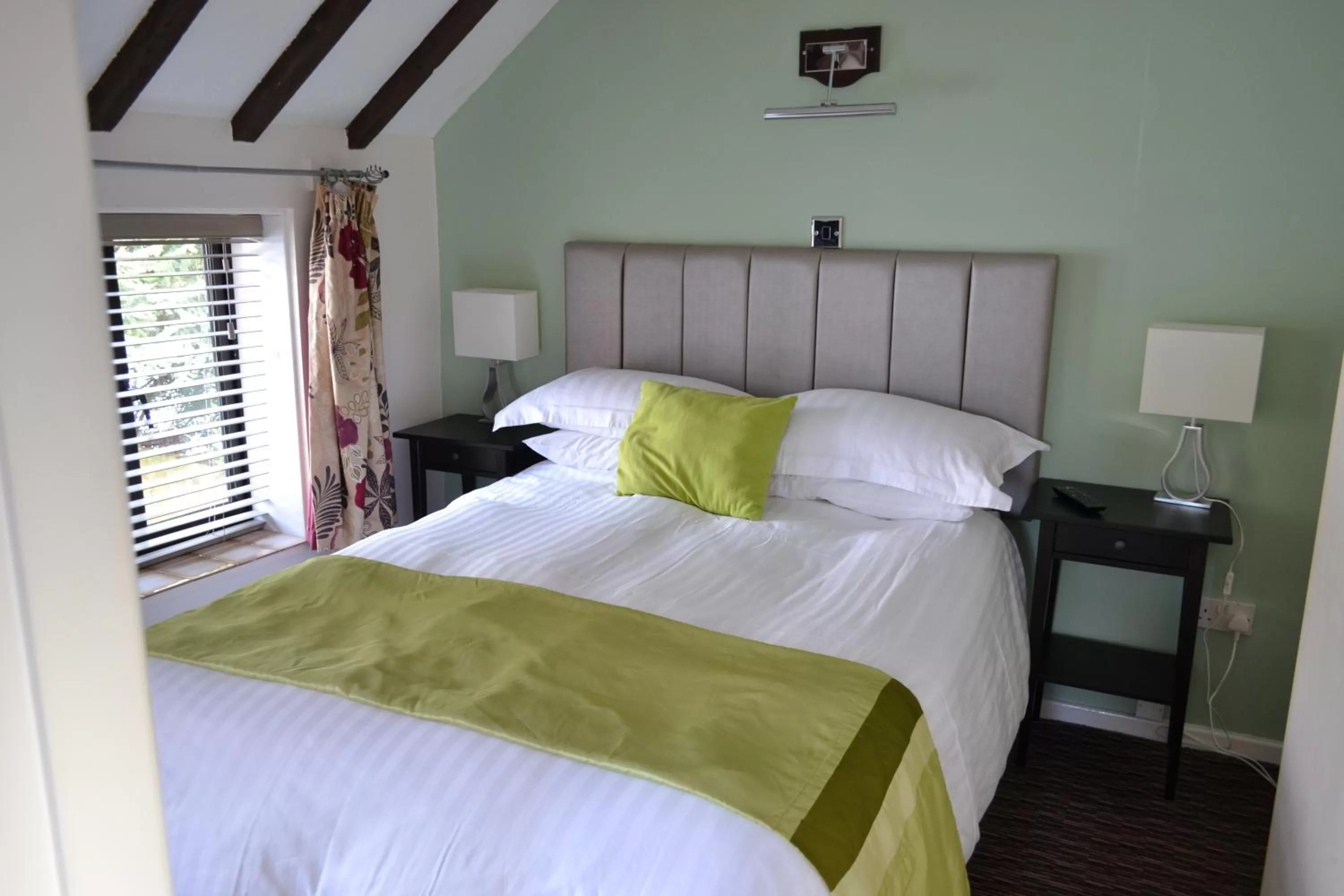 Bedroom, Bed in Oak Tree Inn