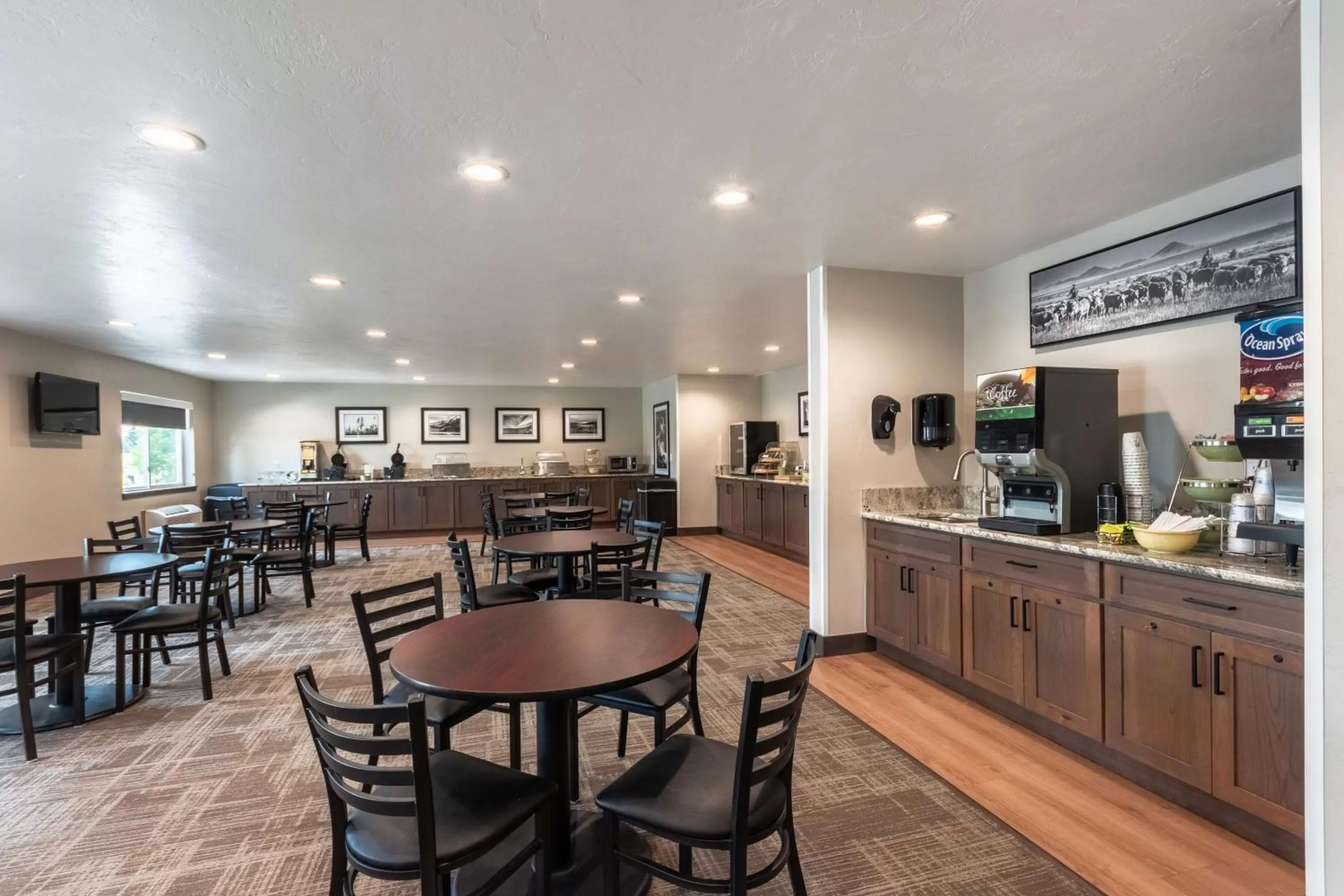 Restaurant/places to eat in SureStay Plus Hotel by Best Western Rexburg