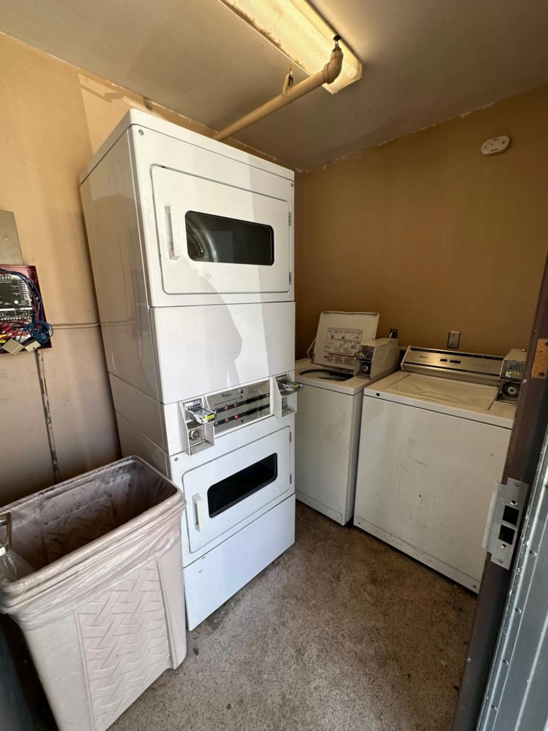 laundry in HillView Inn at Six Flags Fiesta